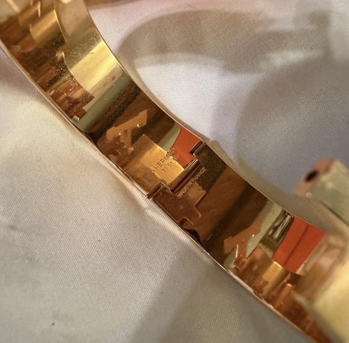 Hermès Clic Clac H Hinged Bangle Bracelet Yellow Gold Plated / Marron Glacé