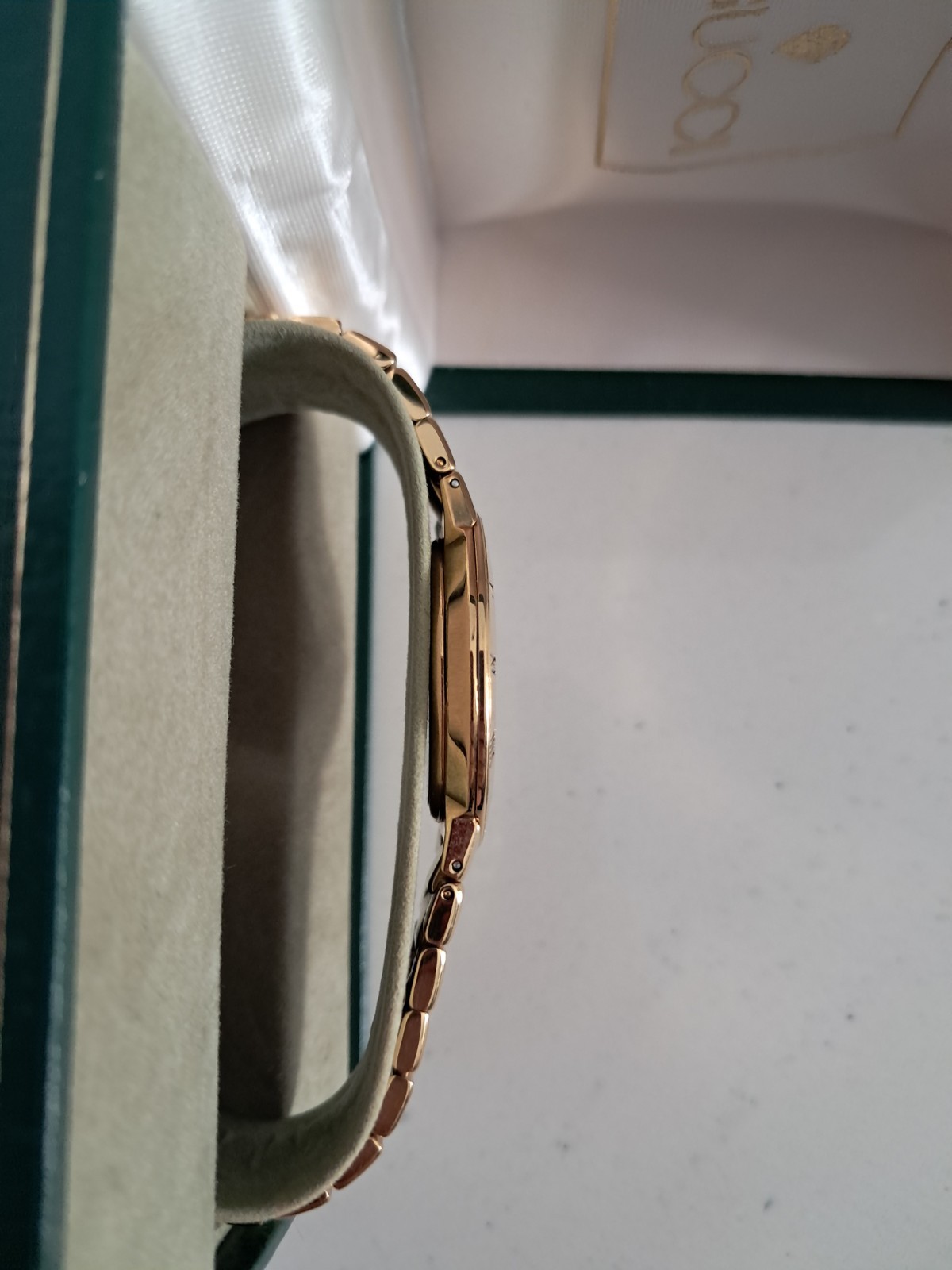 Vintage Gucci 3300.2.M Swiss Made Quartz Mens Gold Bracelet Watch Black Dial