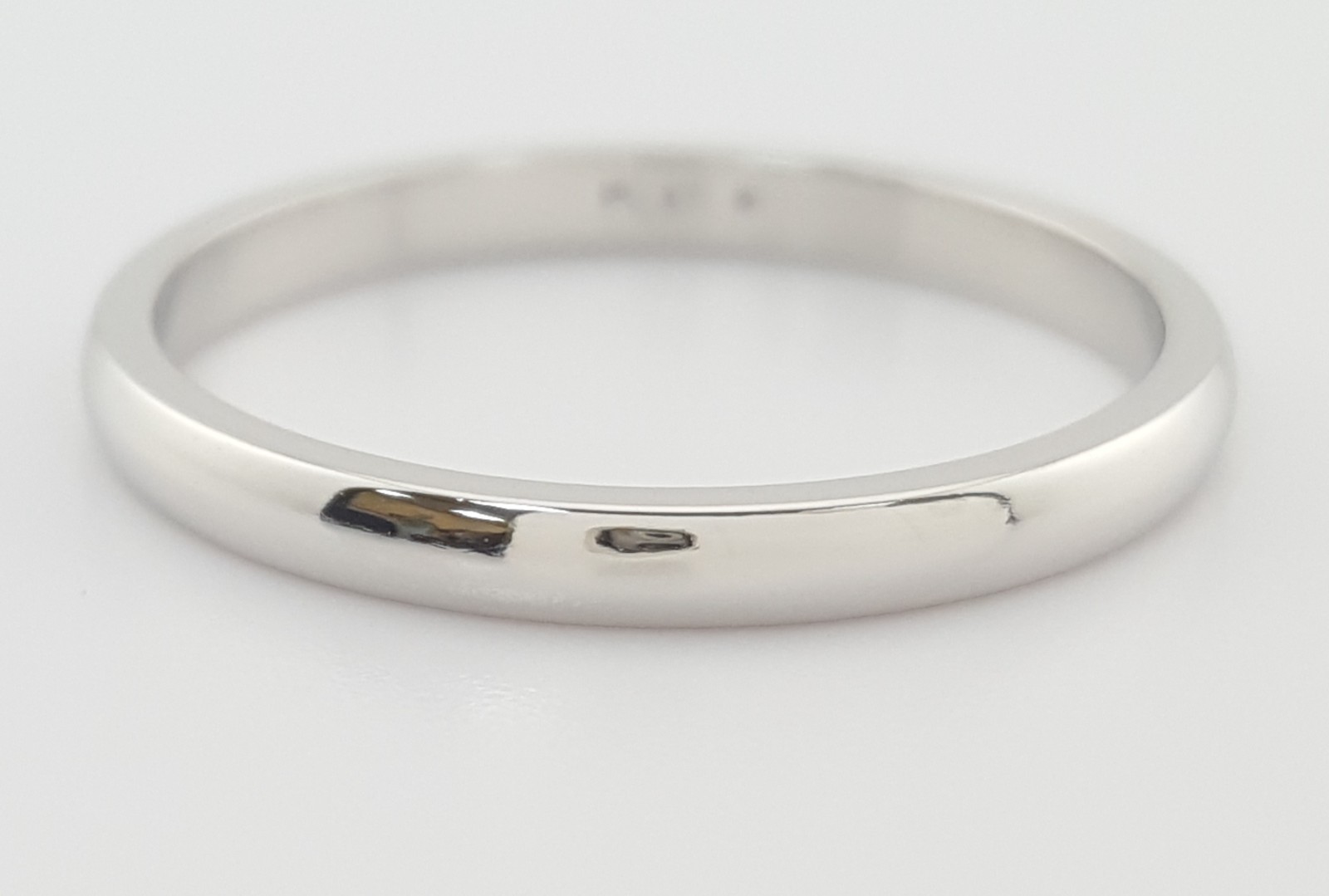 Platinum Wedding Band Ring 2.2 mm 3.2 grams Size 7.5
