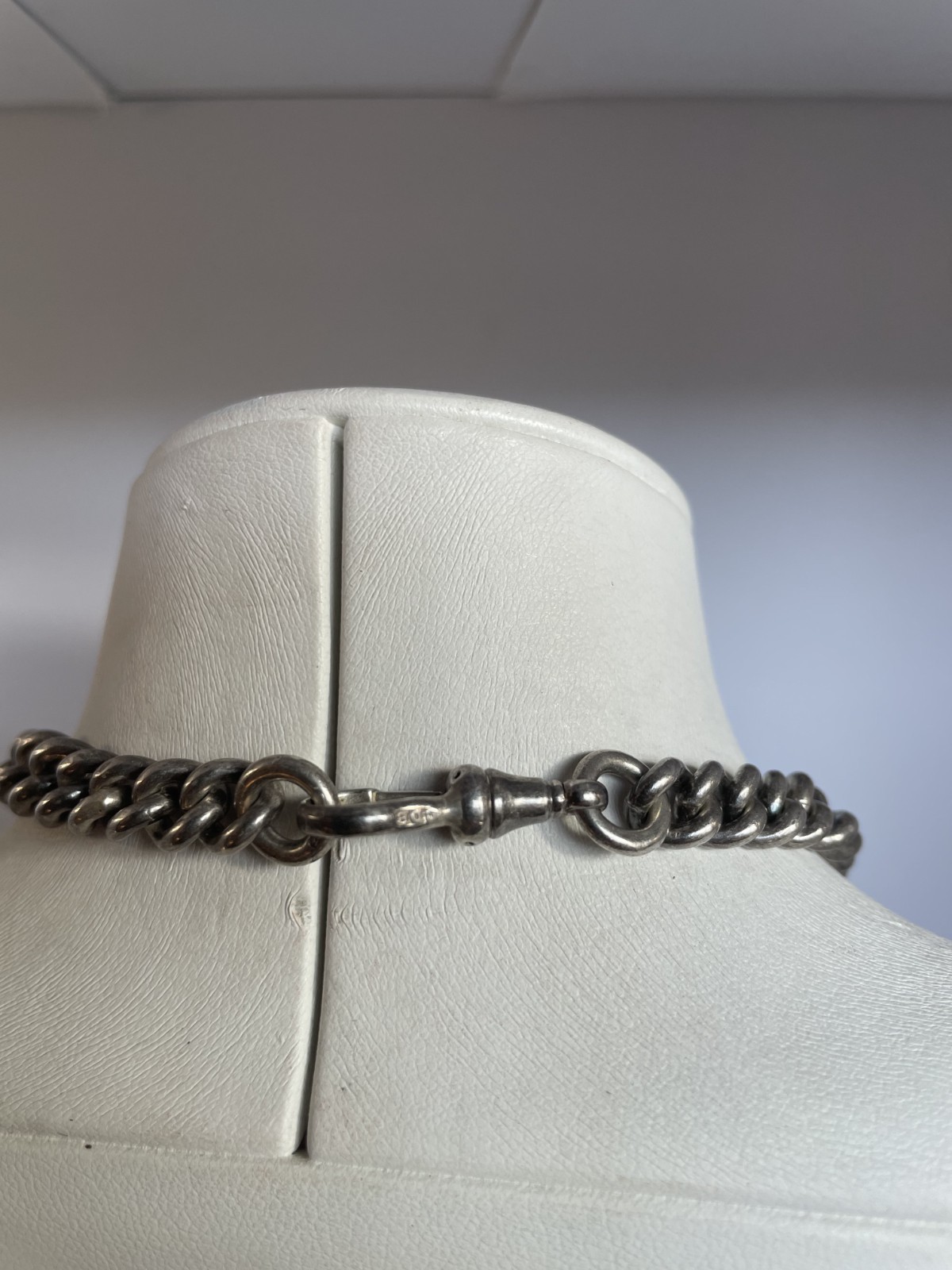Sterling silver stamped antique fob chain w’ T bar + shield. 84 grs. L 38.5 cms