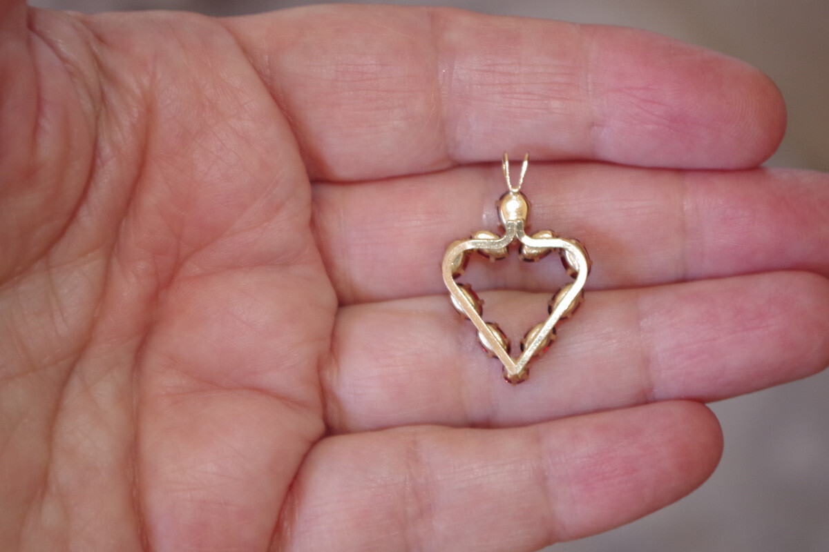 VINTAGE 10K GORGEOUS LARGE 26 MM OVAL MOSAMBIQUE GARNET FANCY HEART PENDENT