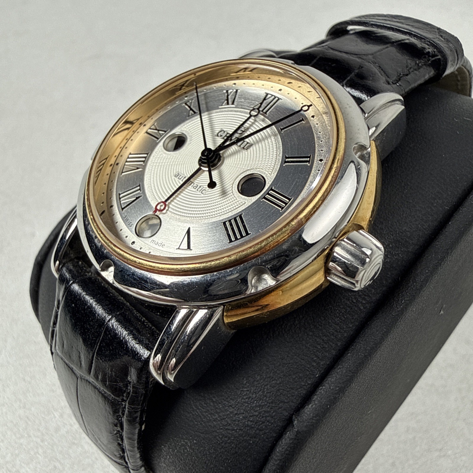 Gevril 15 Degrees B0110 Dual Time Day Night 18K Gold Bezel Swiss Auto Watch READ