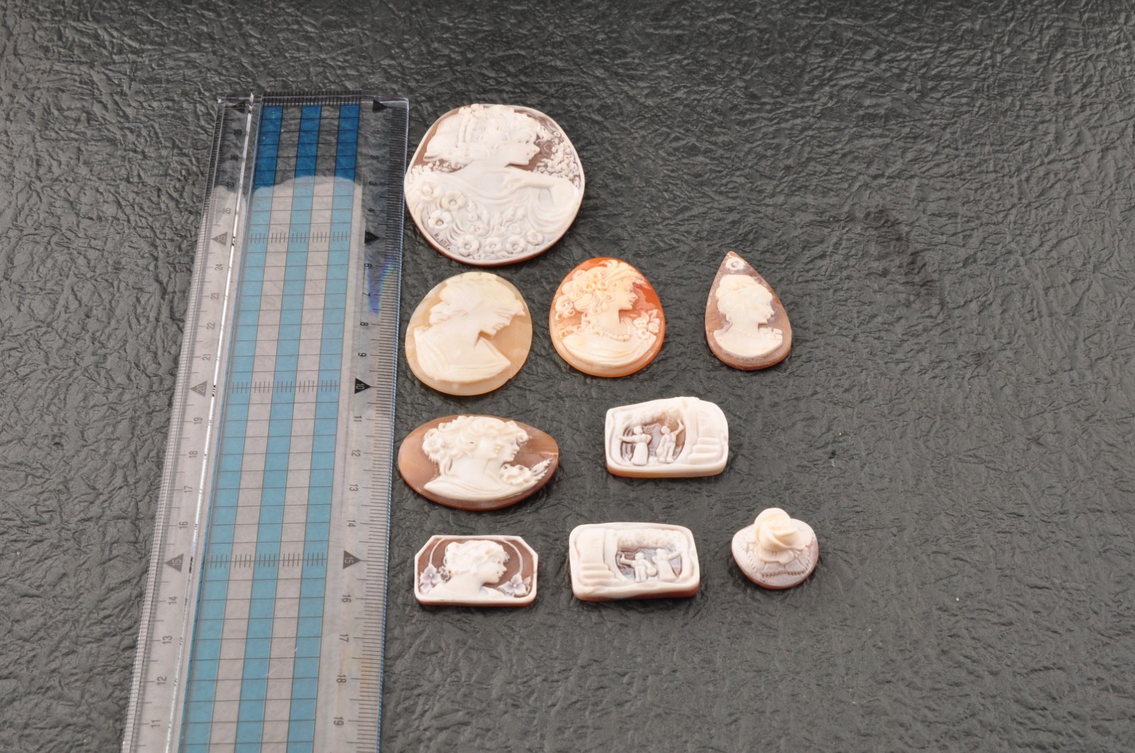 9 items , vintage shell cameo White and brown color (Total 188.5ct) with case.