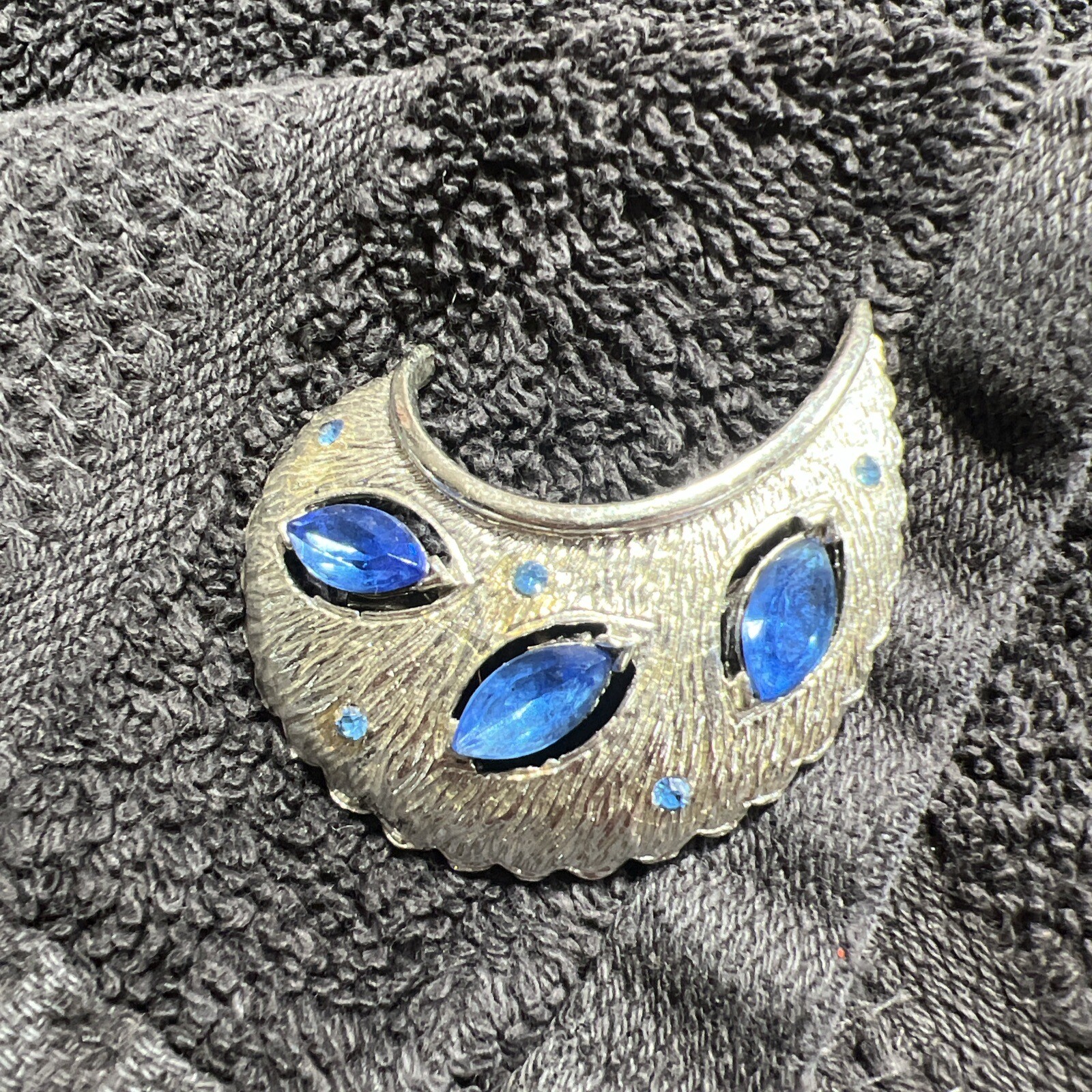 Vintage Designer Silver Tone Blue Rhinestone Leaf Textured Brooch Pin. Lot 262
