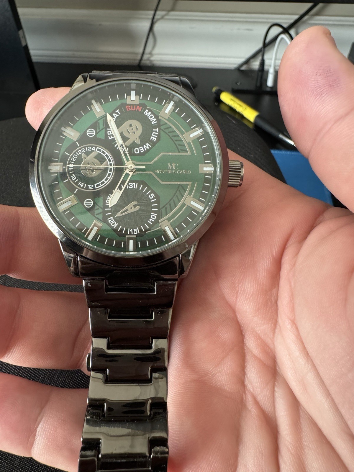 Montres Carlo Quartz Analog Watch Green Dial Day/Date Black Metal Bracelet