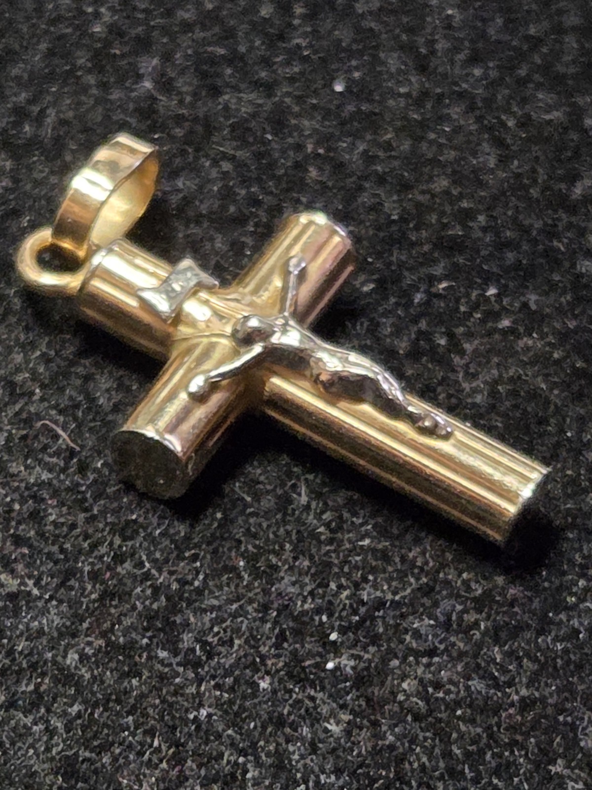 14 KT GOLD RELIGIOUS CROSS. 3.2 Grams