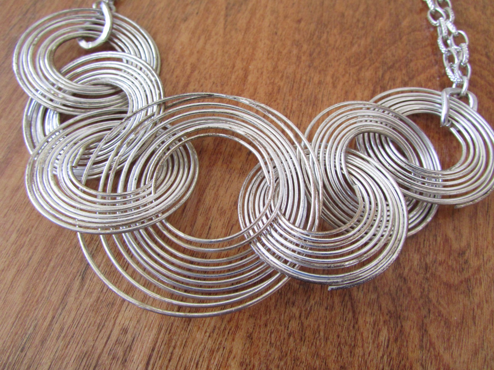 SILVER TONED WIRE LINK COIL AND CHAIN NECKLACE