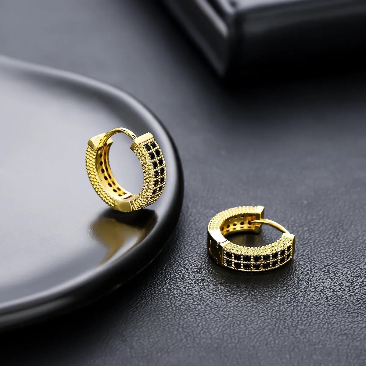 Pendientes aretes con simulado de diamantes chapados en oro para hombres