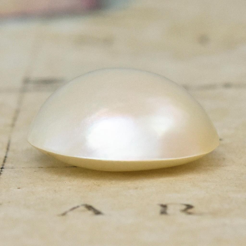 14.68mm Cream White Mabe Pearl Lustrous Round Cultured in Indonesia 1.24g
