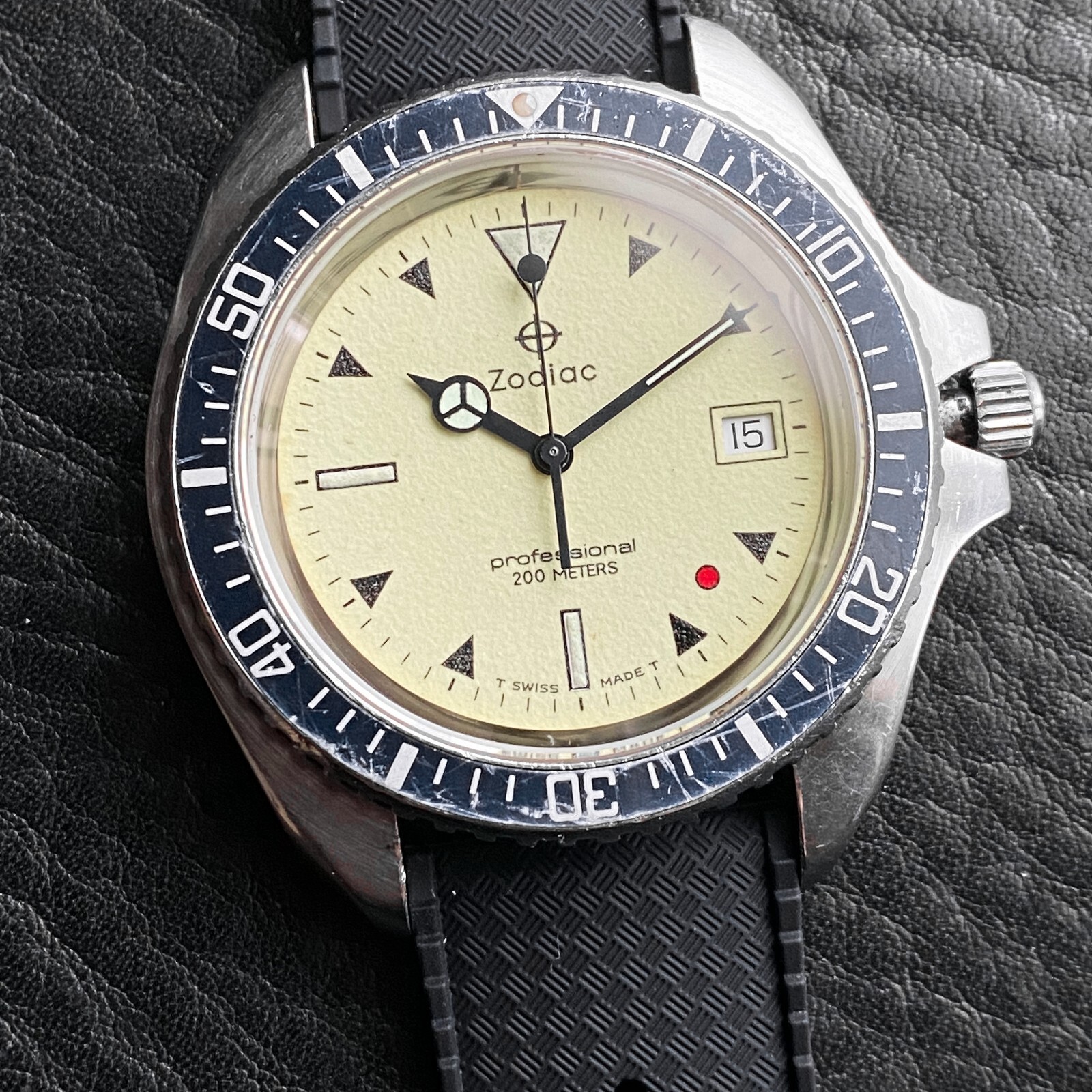 EXCELLENT ZODIAC VINTAGE RED POINT RED DOT 106.21.07 QUARTZ DIVER SWISS