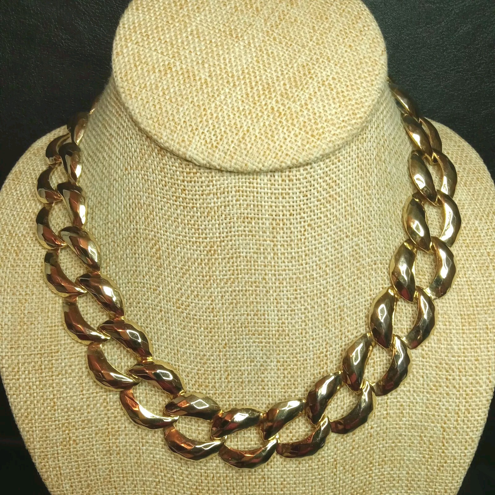 Vintage Jewelry Gold Tone Hammered Chain Necklace. 3622