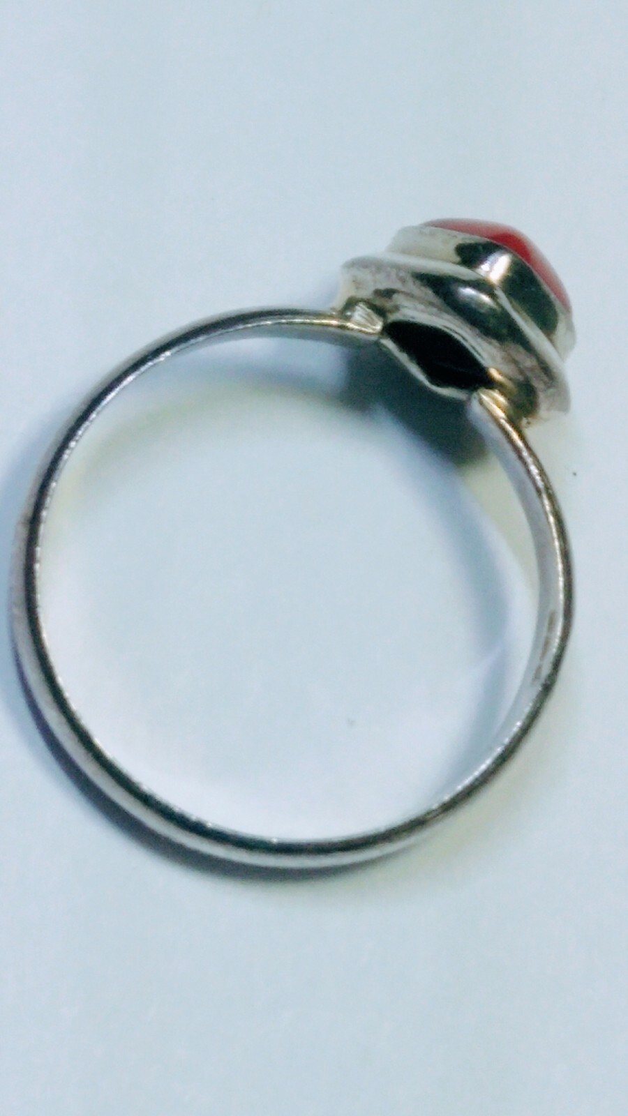 PLEASING NATURAL RED CORAL IN STERLING SILVER .925 RING SIZE BETWEEN 8.75-9.0