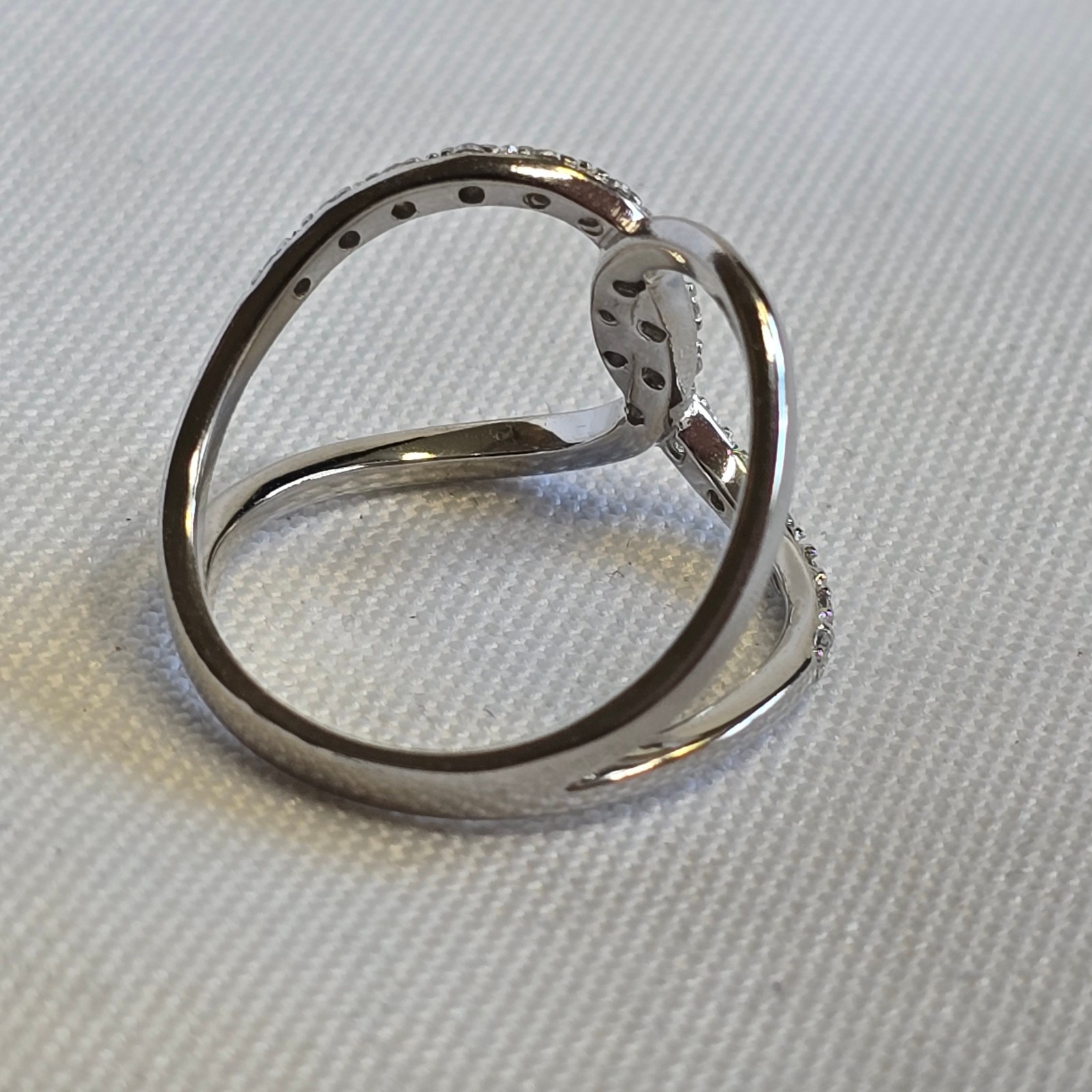 Sterling Silver Ring 3.17g Fine Jewelry Size 8 Band Clear Stones *READ*