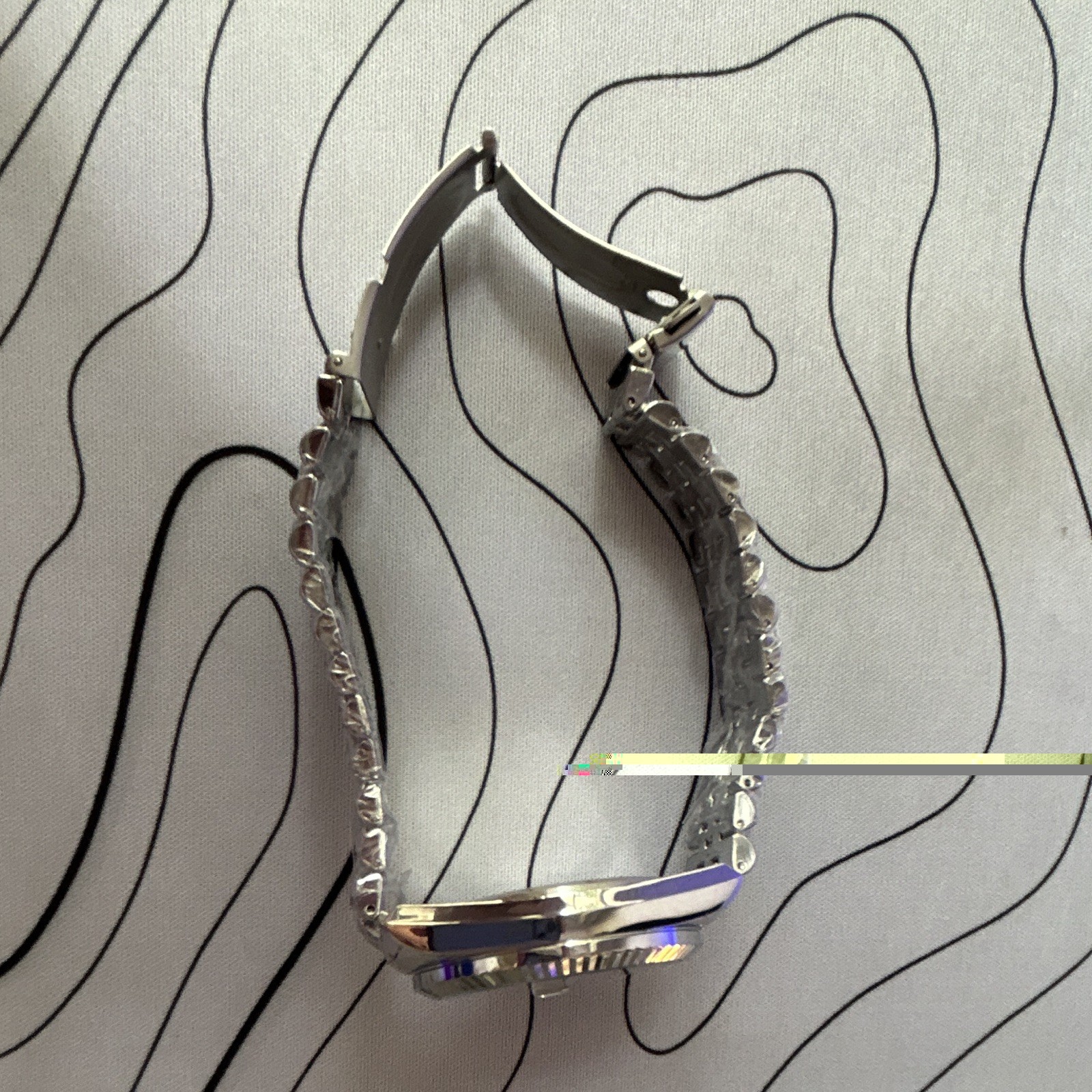 Sliver watch brand new never been used comes with a package