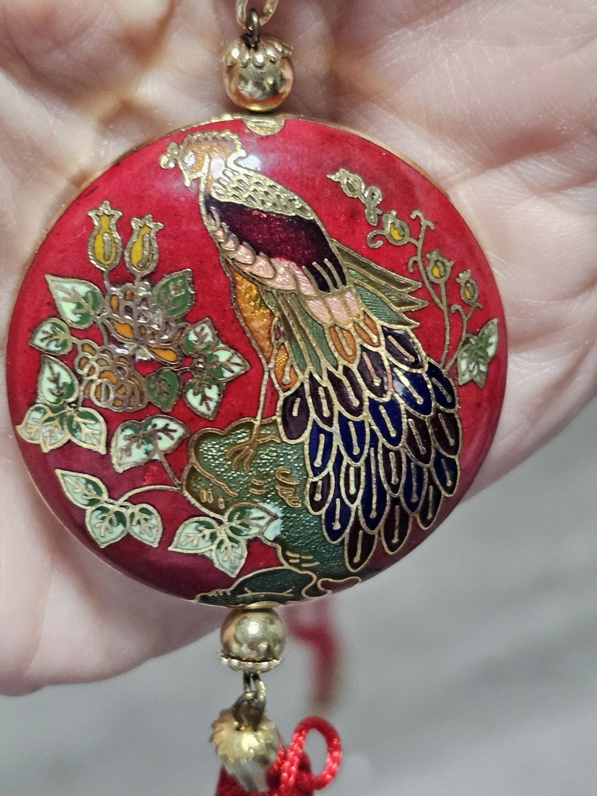 VINTAGE CLOISONNE COLORFUL PUFFY 2-SIDED PEACOCK FLORAL ROUND PENDANT W/24″ CORD