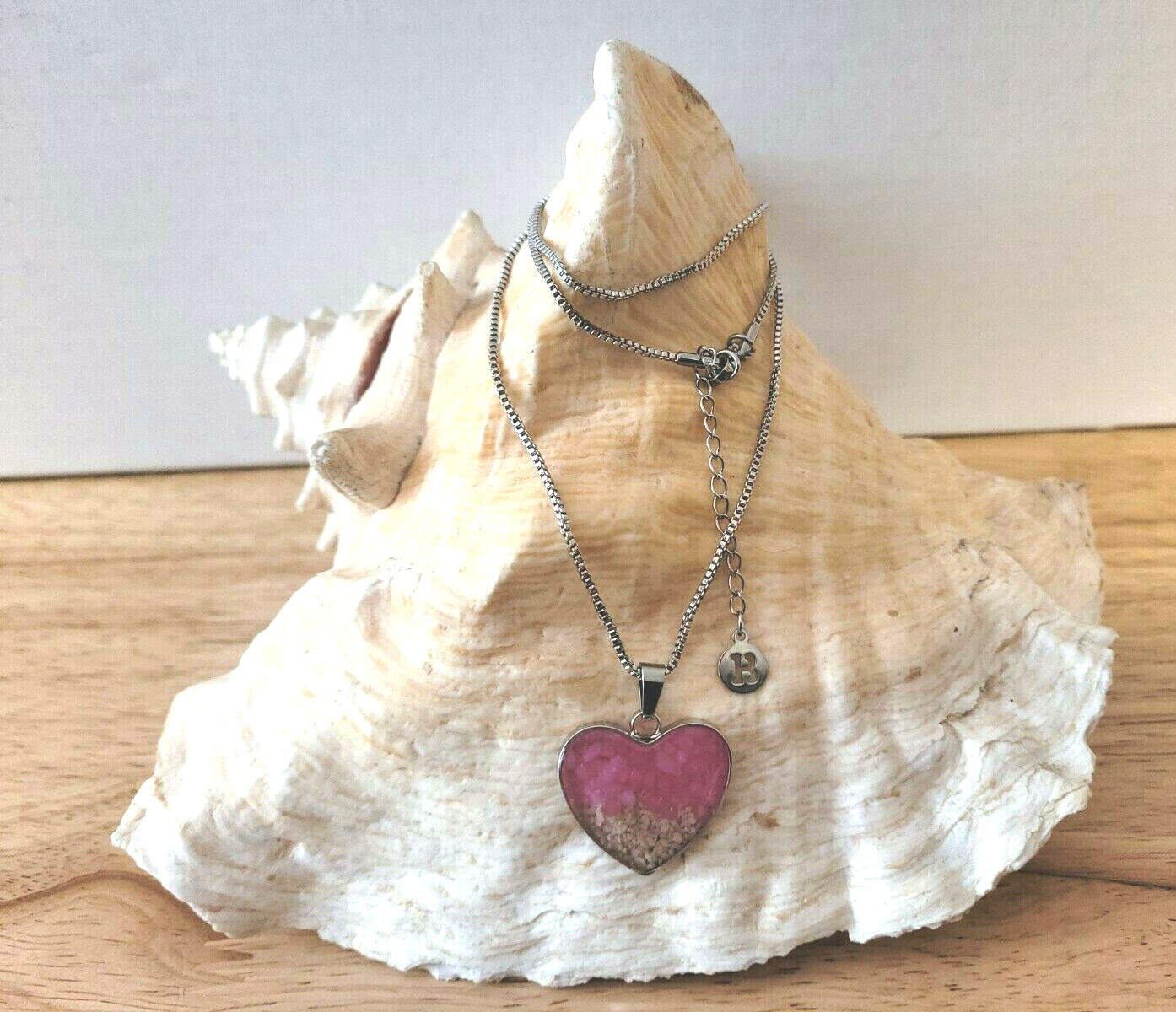 💖PINK PEBBLES WITH WHITE SAND HEART SHAPED PENDANT AND NECKLACE