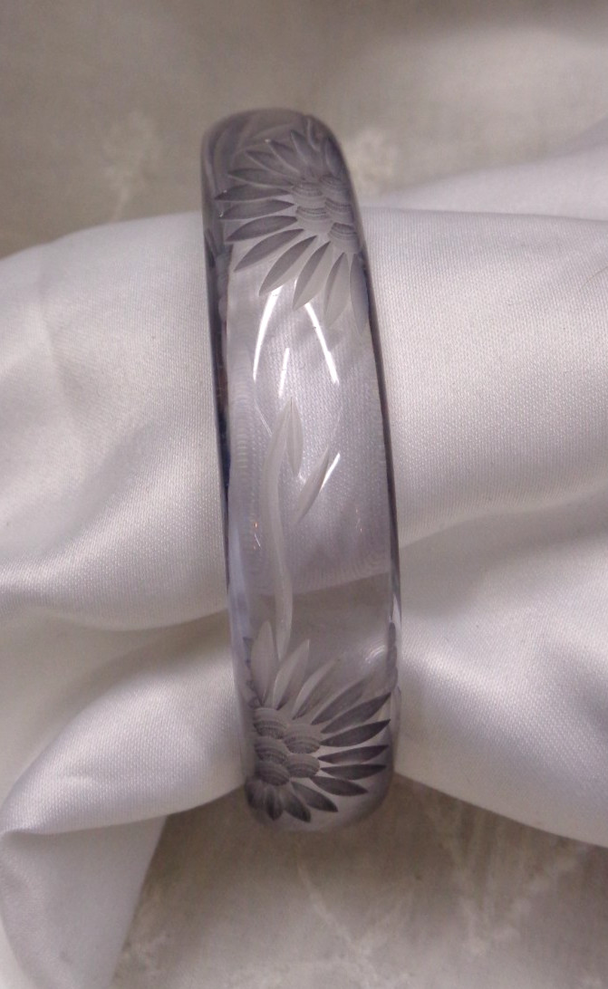 Vtg Estate Jewelry ~ CLEAR Plastic Resin CARVED Sunflower Design Bangle Bracelet