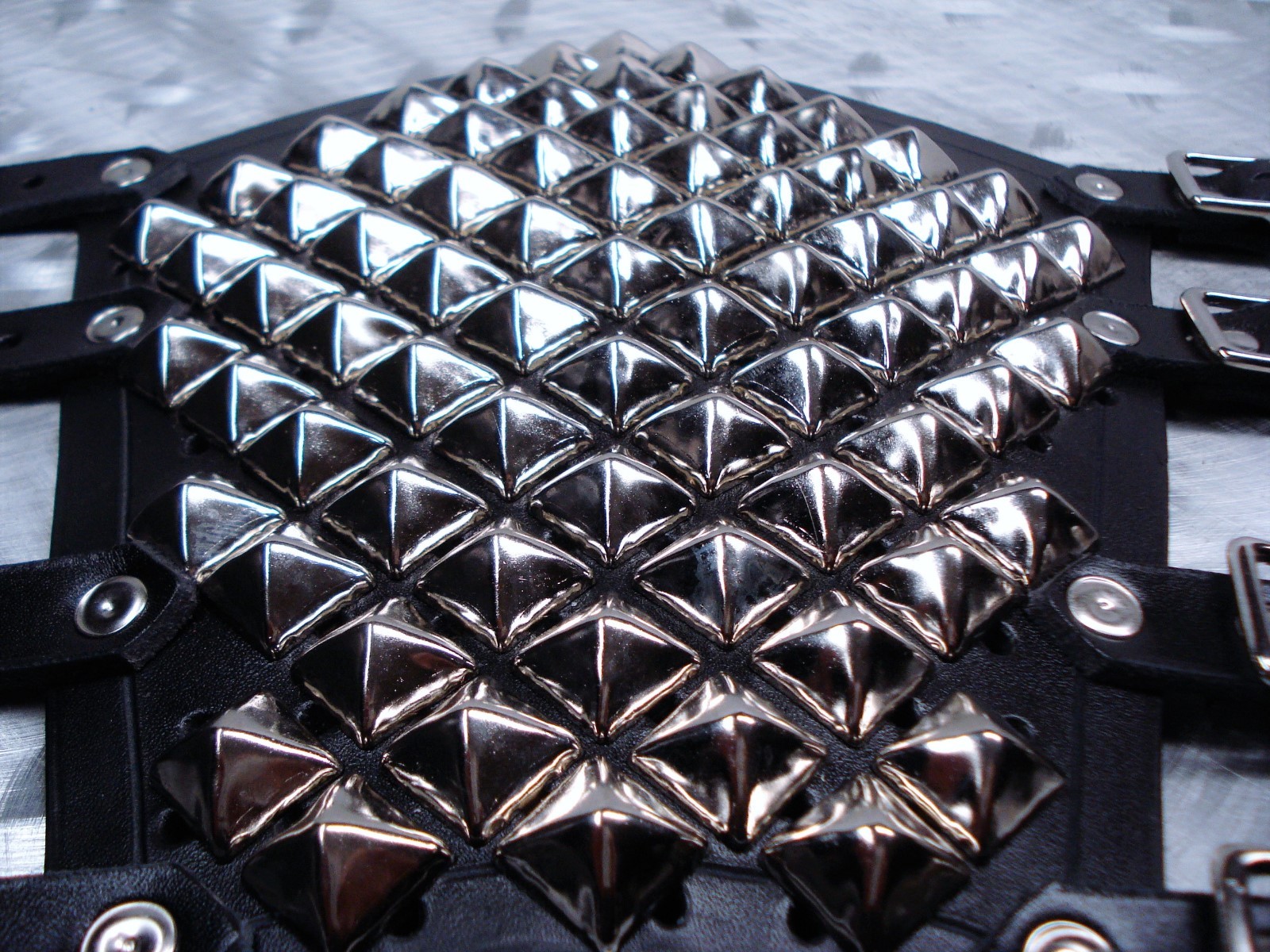 UNISEX STUDDED LEATHER GAUNTLETS.THRASH METAL… (MDLUG0146)…..VOIVOD’S