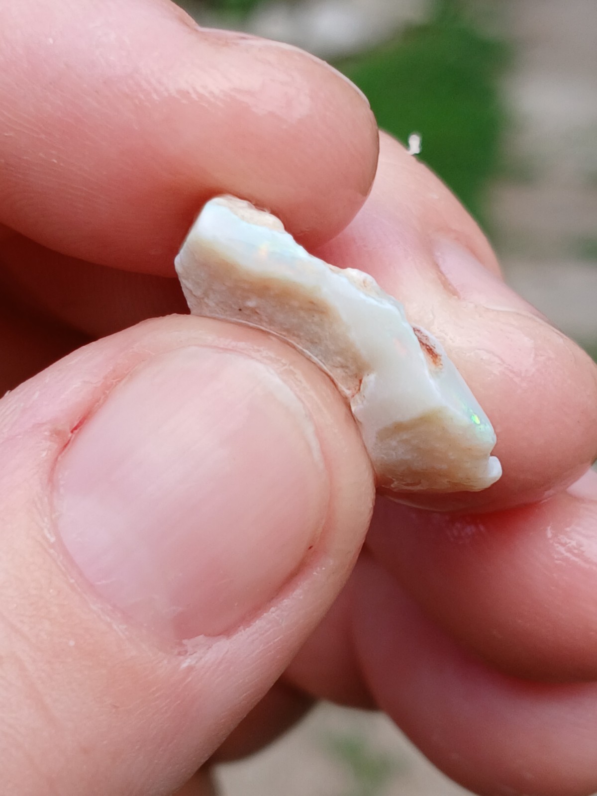 Australia Opal Mintabie Chips R802 5 Carat Faint Pink, Green Low Grade