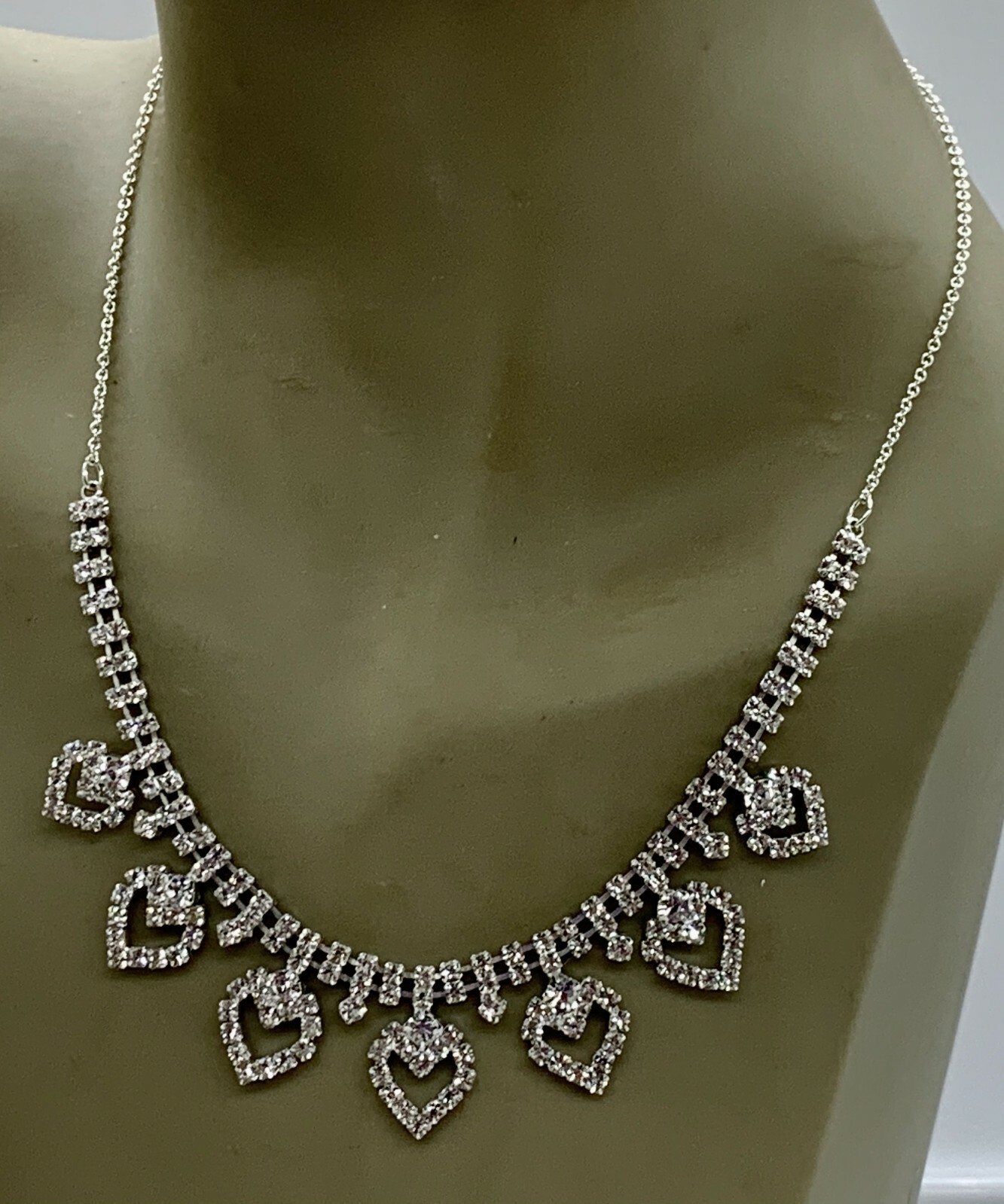 VINTAGE STYLE SILVER PLATED DIAMANTE HEART NECKLACE