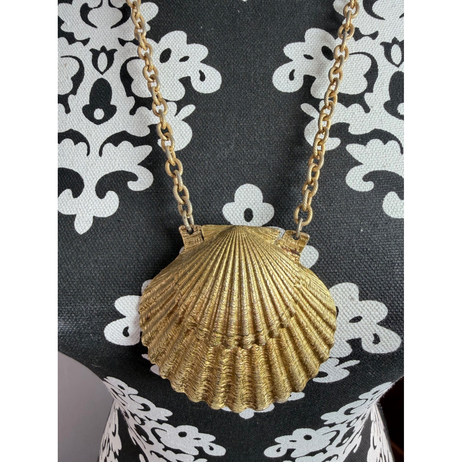Estee Lauder Azuree Seashell Solid Perfume Pendant Necklace Gold Tone Vintage