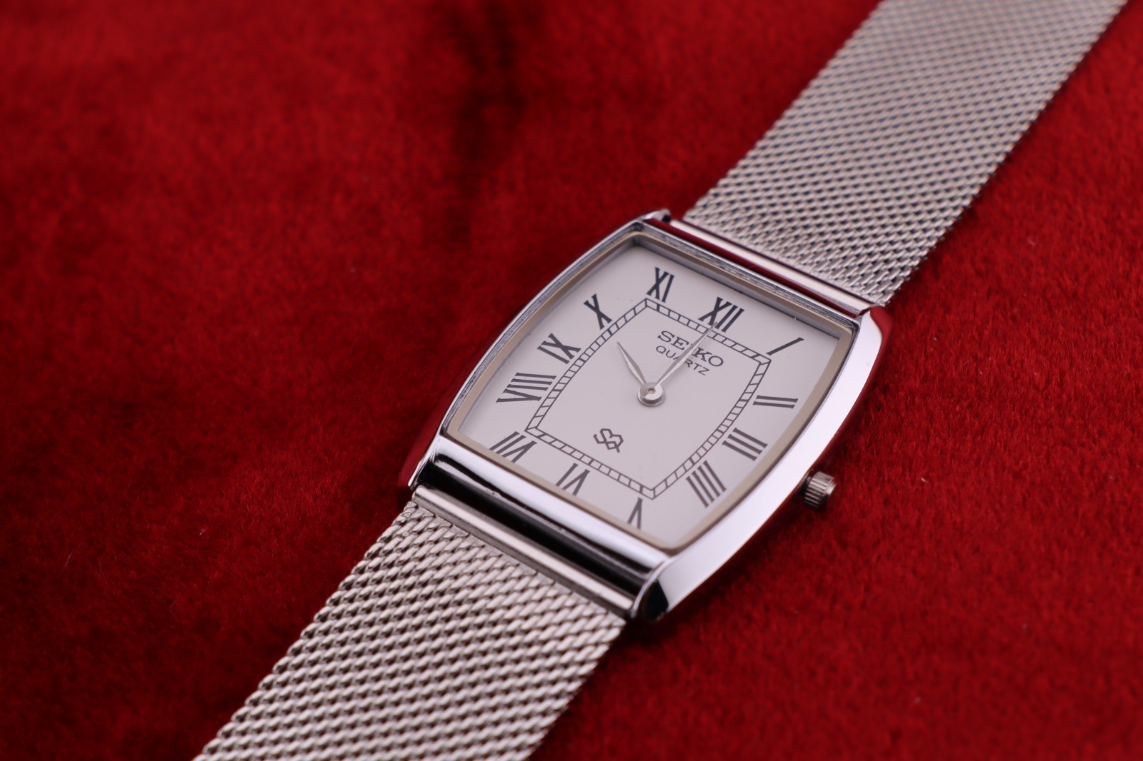 Vintage Seiko Slim Quartz Barrel Tank White Dial Silver Mesh Band Wrist Watch