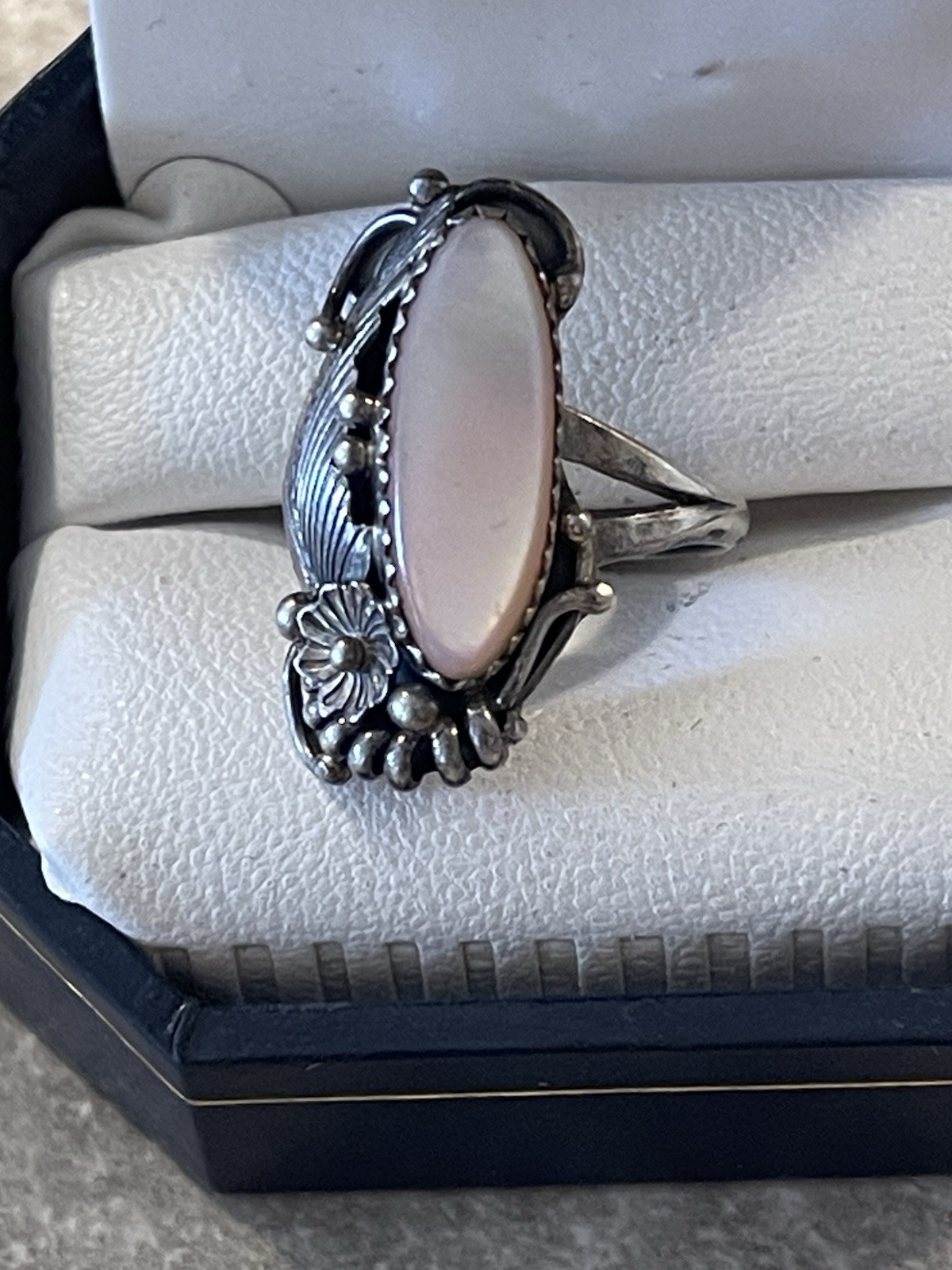 RC STERLING SILVER MOTHER OF PEARL RING SIZE 7 NATIVE AMERICAN 4.90 GRAMS