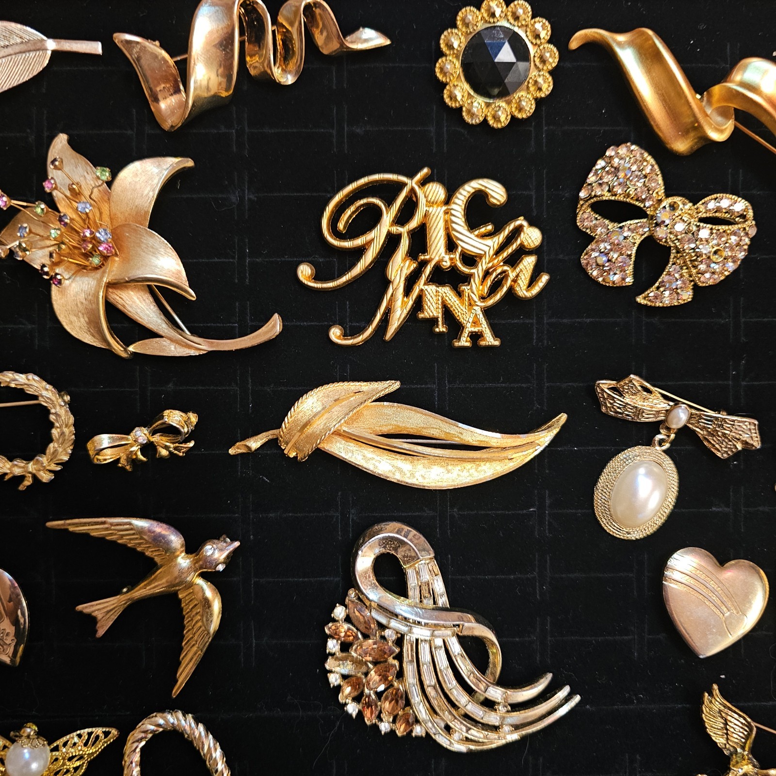 Vintage Brooch Pins Lot 30 Unbranded/Trifari/Dubarry/Ricci/J. Lee/Boucher B84