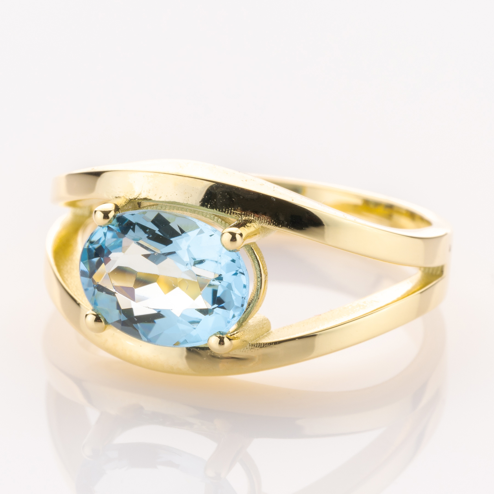 14k gold ring with an aquamarine