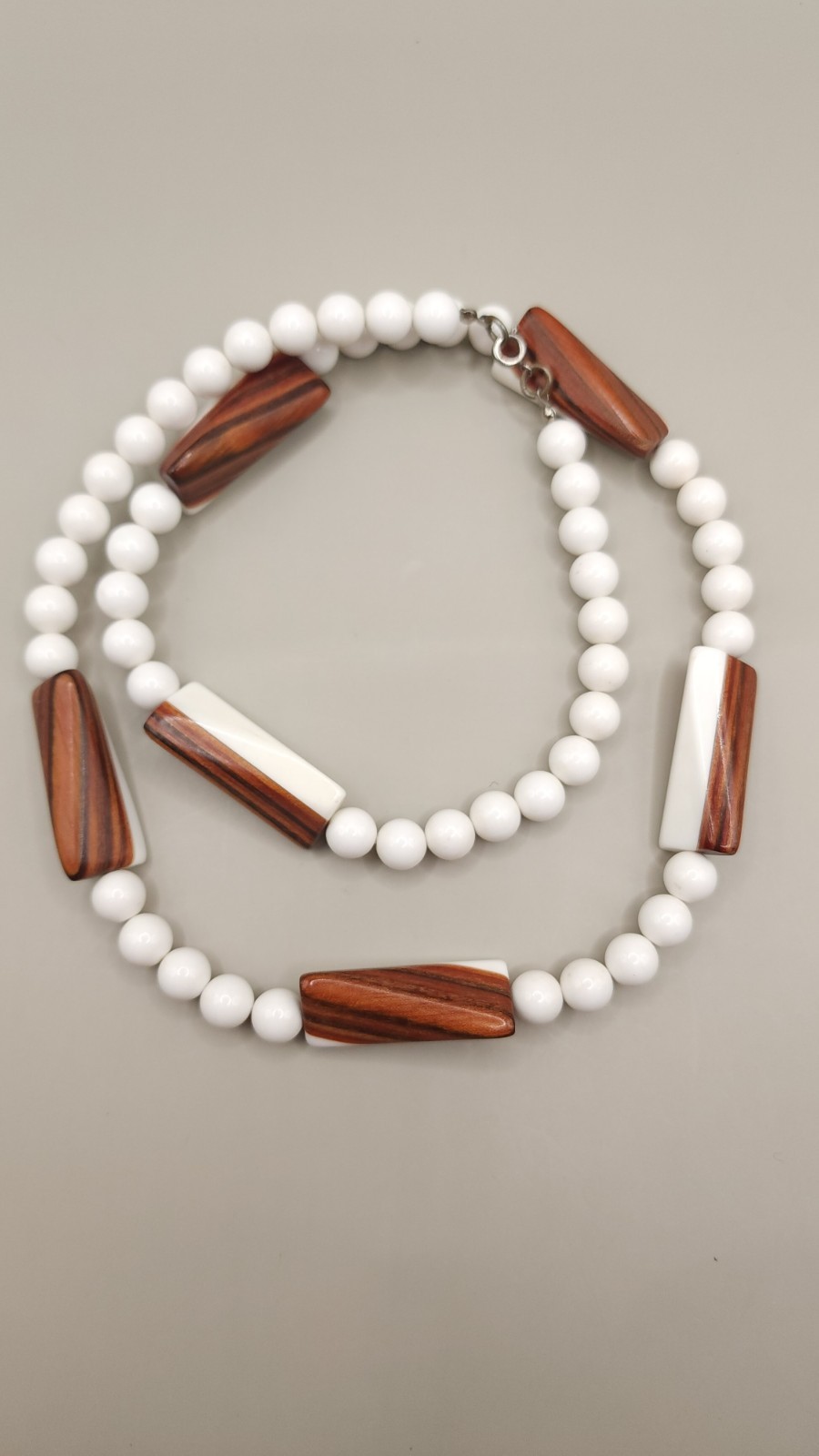 Vintage 1970s Mod White Lucite & Faux Wood Grain Station Bead Necklace 28″ 2.4oz
