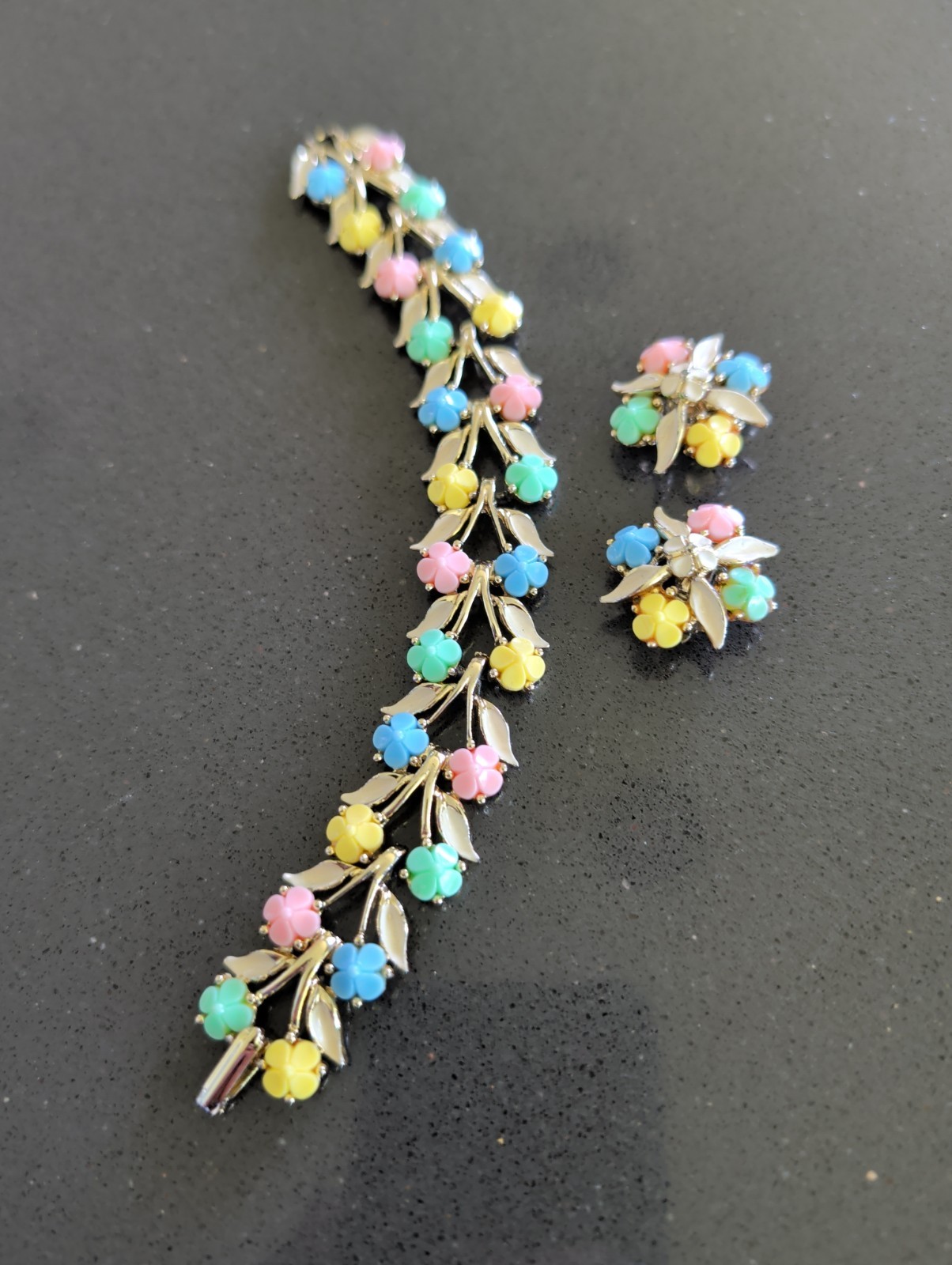 Vintage TRIFARI STYLE ? PASTEL ENAMEL BRACELET EARRINGS SET Unsigned Q129