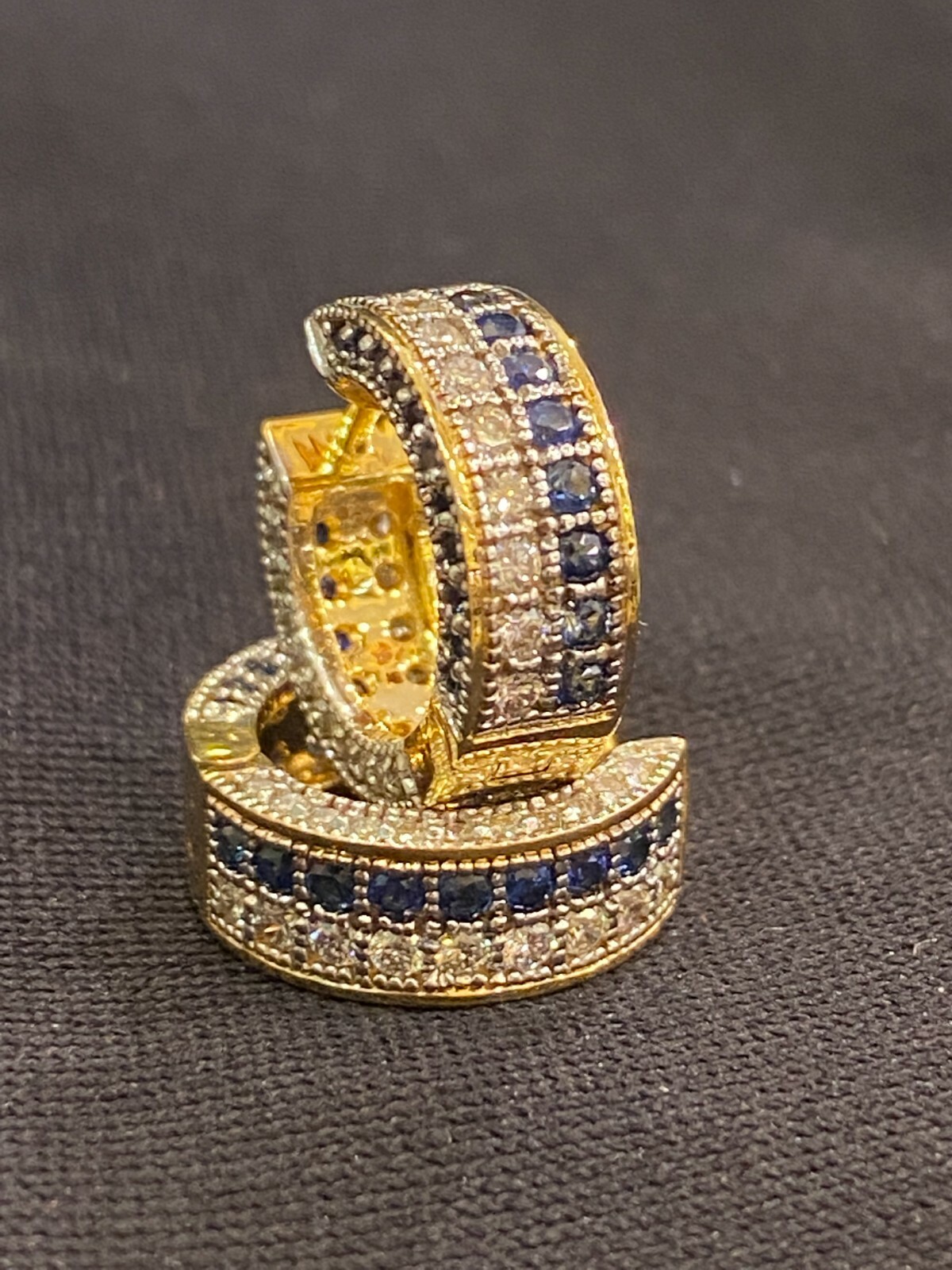 1.90 Cts Round Brilliant Cut Diamonds Sapphire Petite Hoop Earrings In 18K Gold