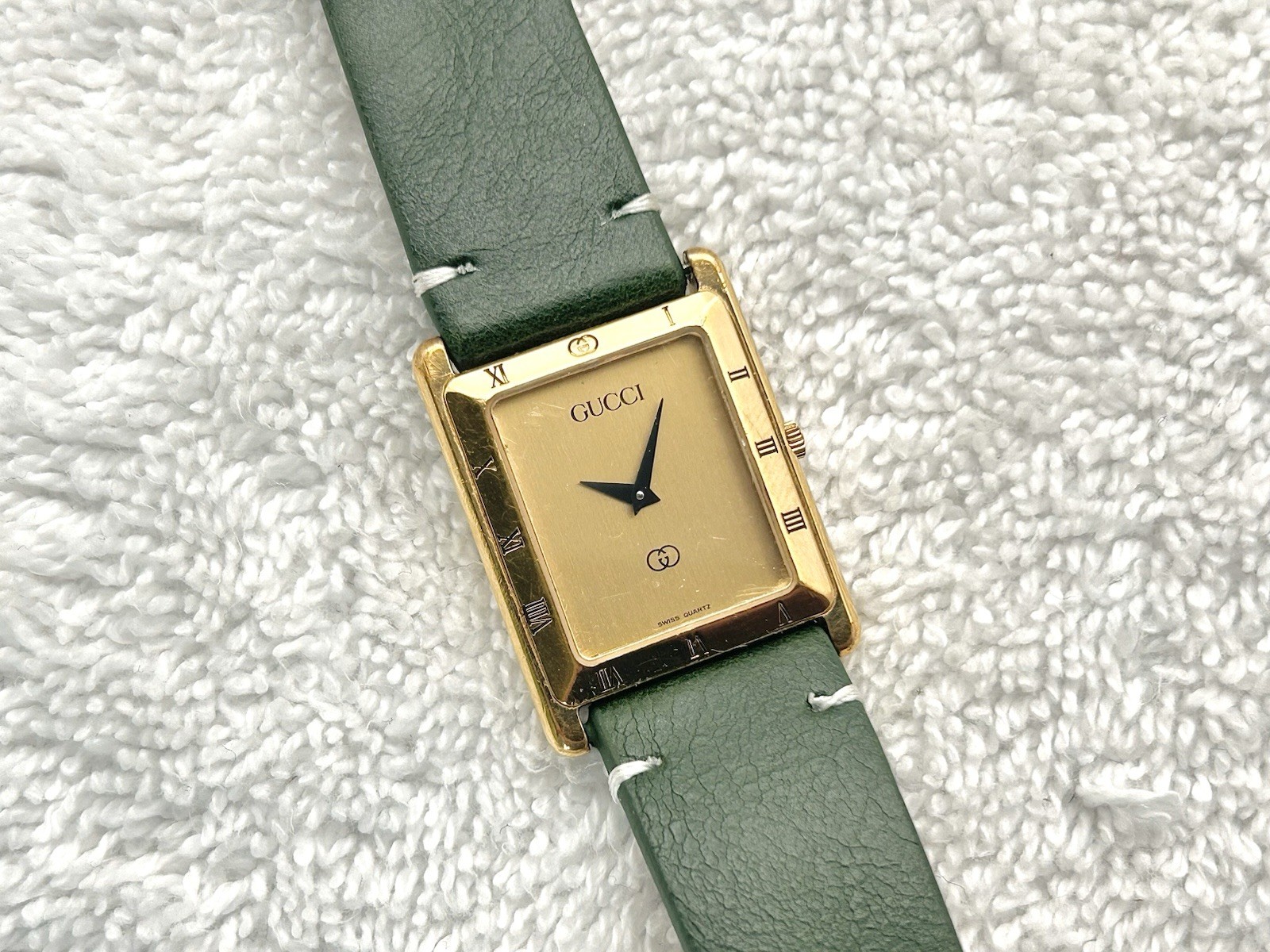 Vintage Gucci 4200L Gold Plated Quartz Batter-Powered Swiss Made Watch