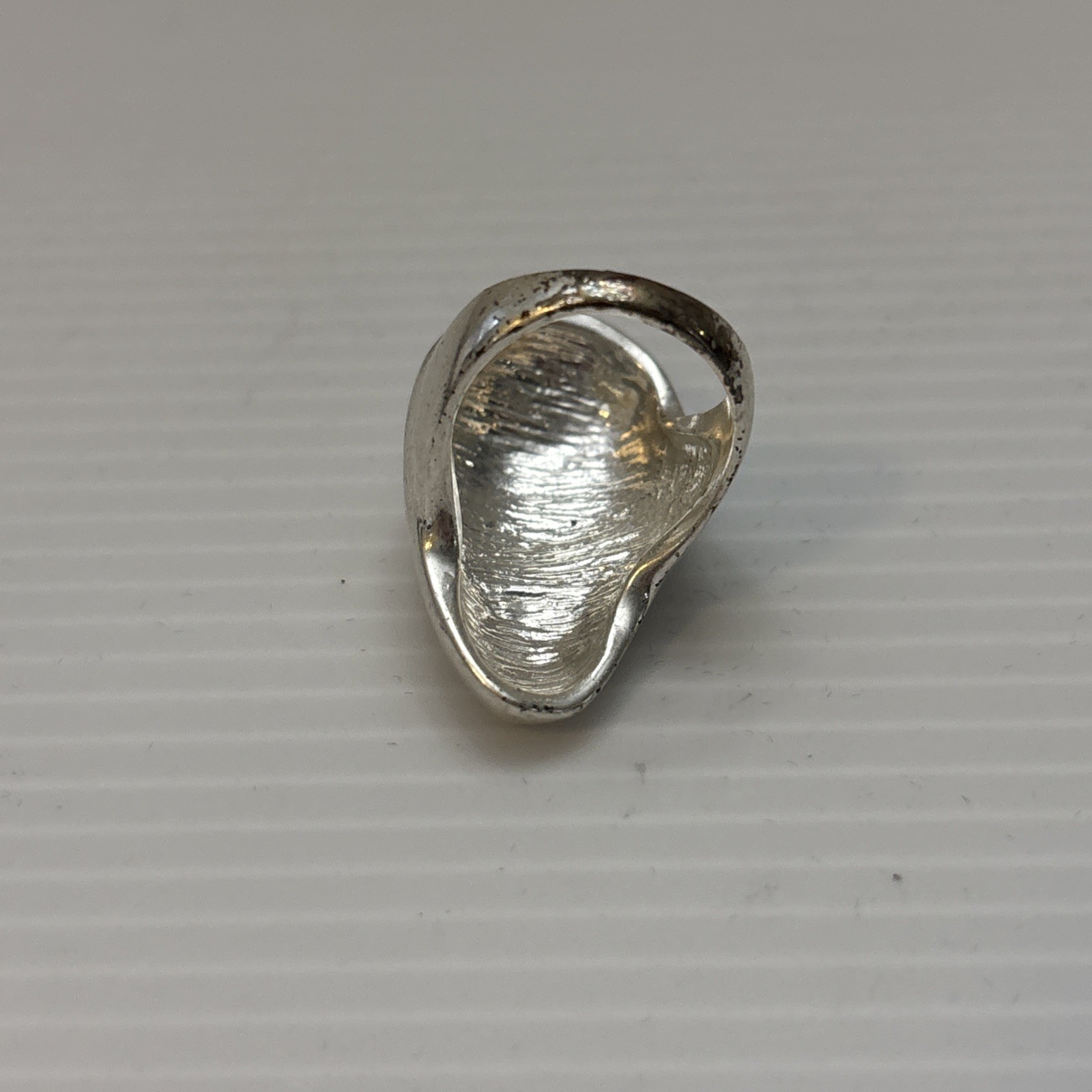 Bella Uno Silver Tone Ring Domed Bee Statement Ring Size 6.75 Jewelry