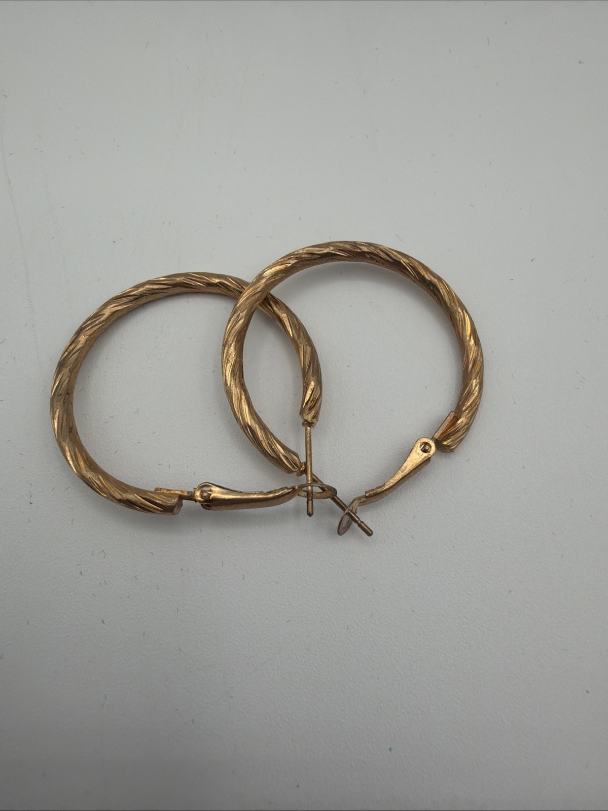 Gold Tone Twisted Hoop Earrings Textured Round 1” Classic Latch Back Pair