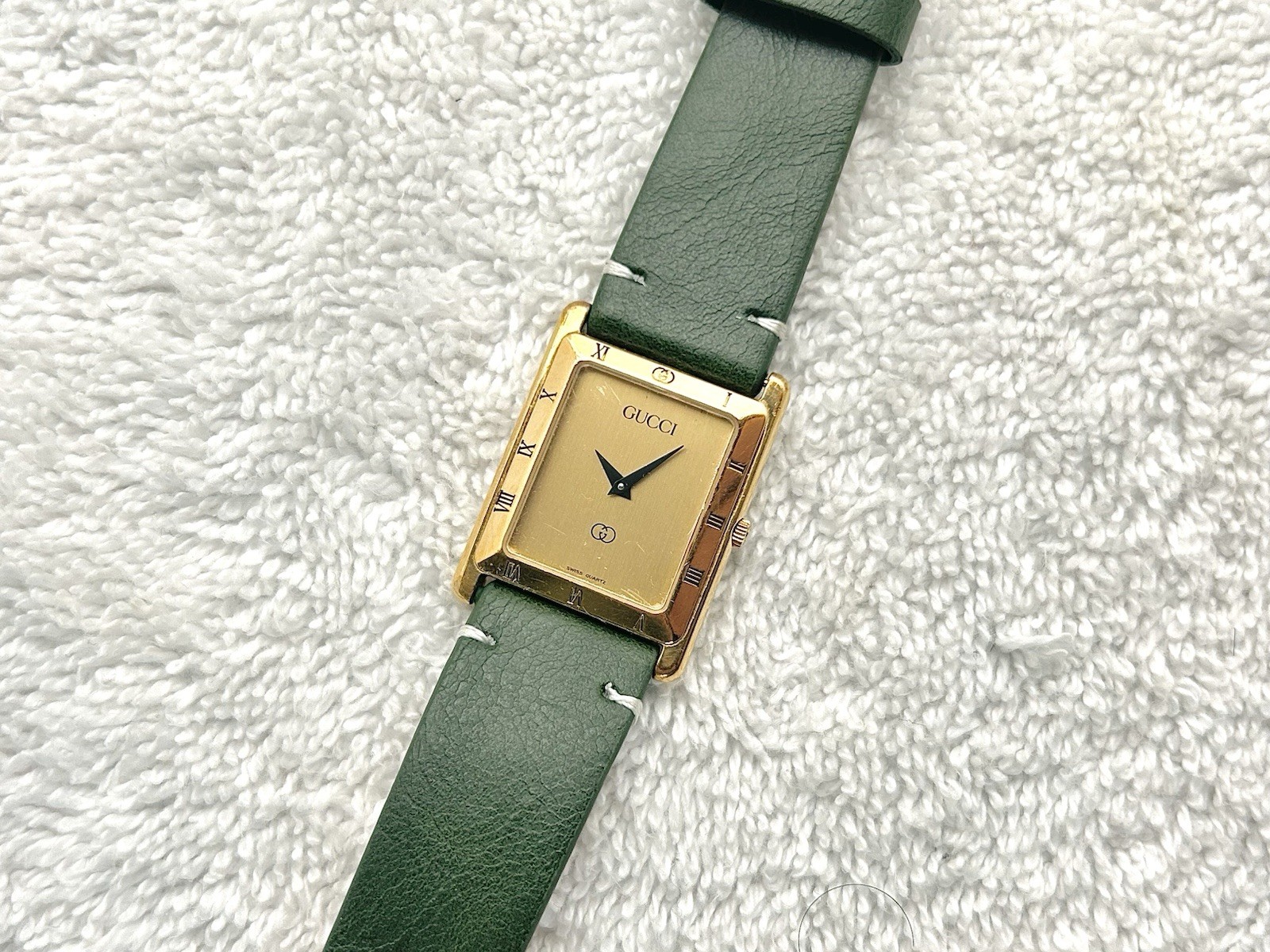 Vintage Gucci 4200L Gold Plated Quartz Batter-Powered Swiss Made Watch
