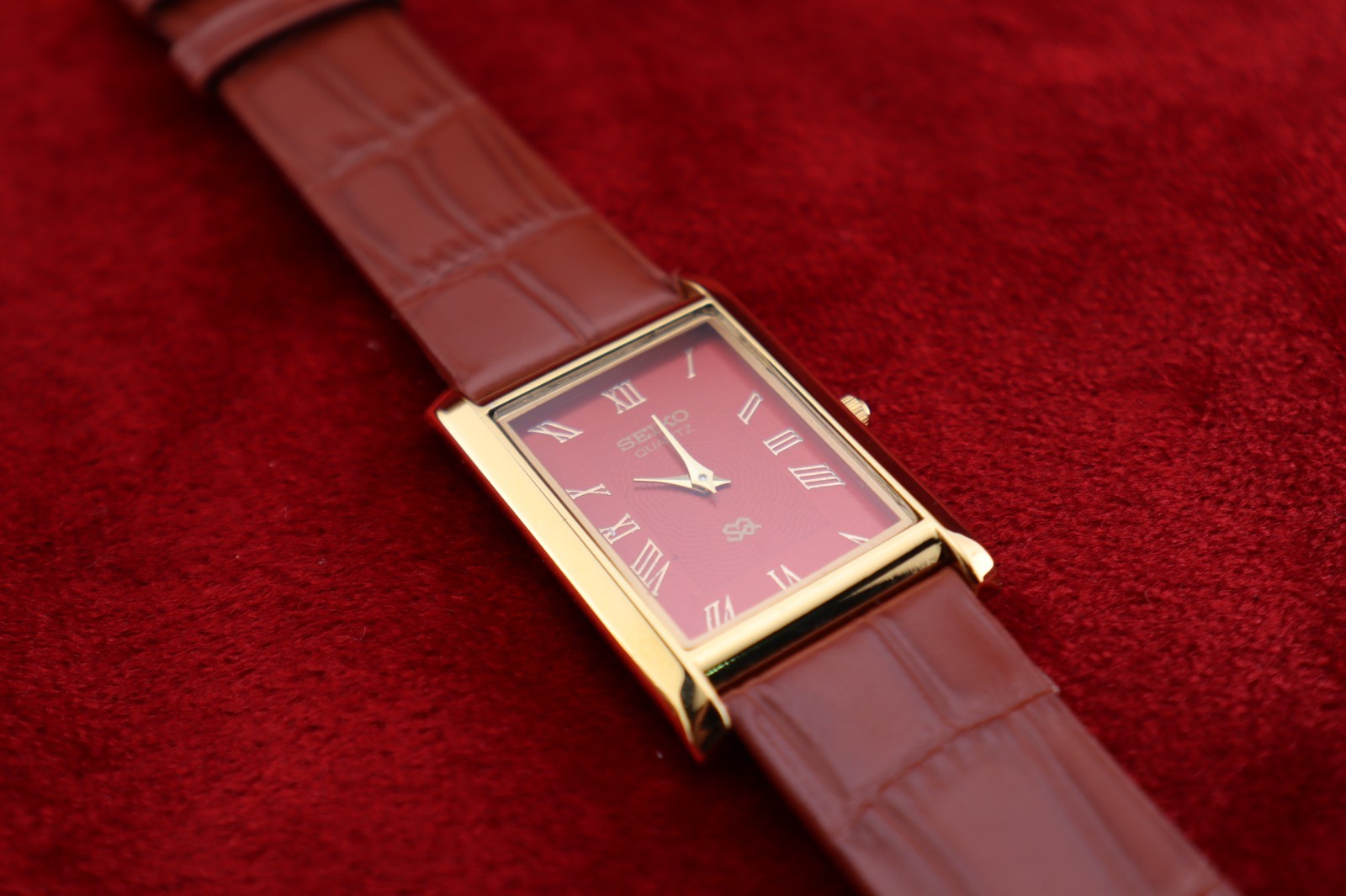⌚✨ Vintage Seiko Slim Quartz Gentlemen’s Red Dial ,Light Brown Dress Watch