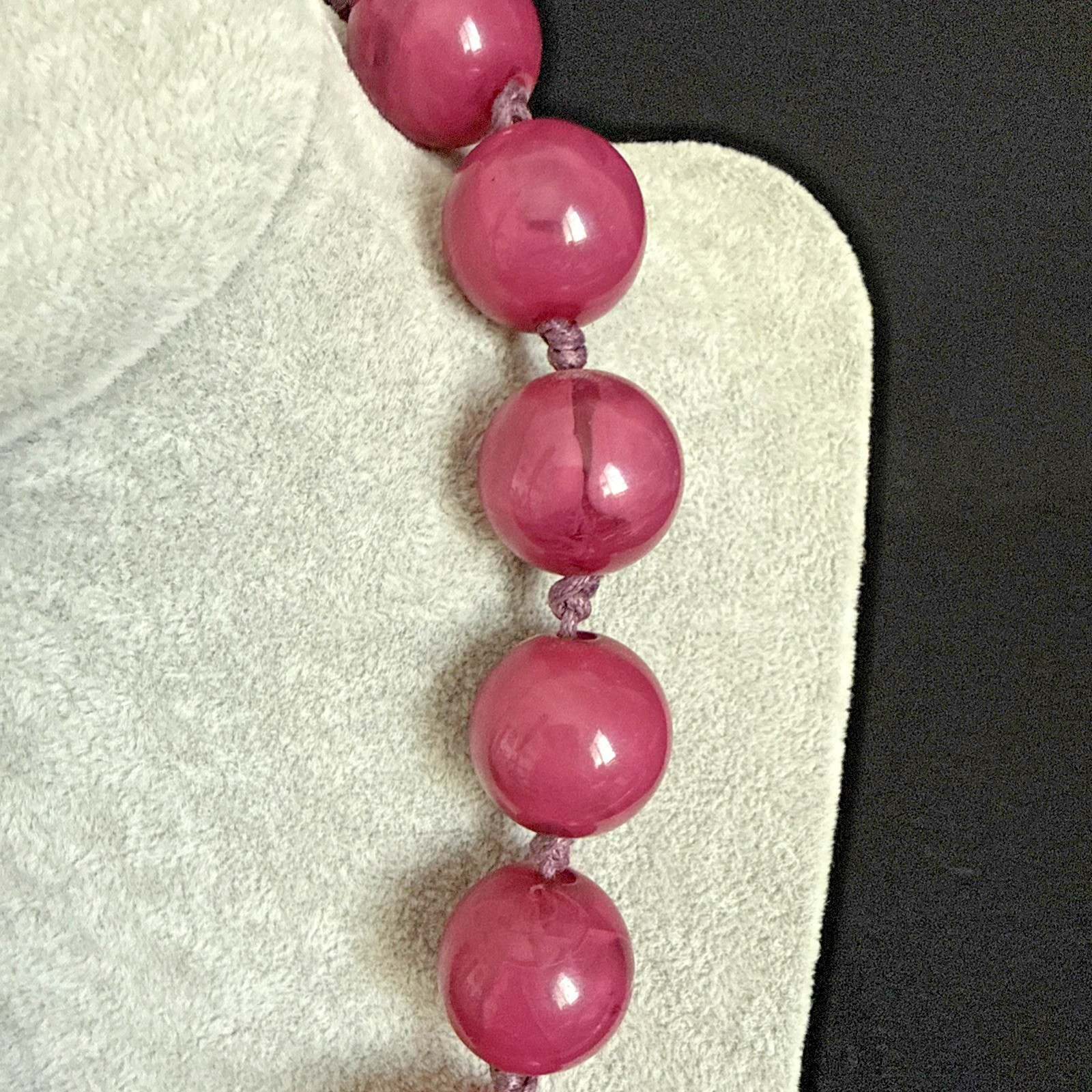 Fuchsia Pink Lucite Graduated Chunky Bead Hand Knotted 20“ Adjustable Necklace