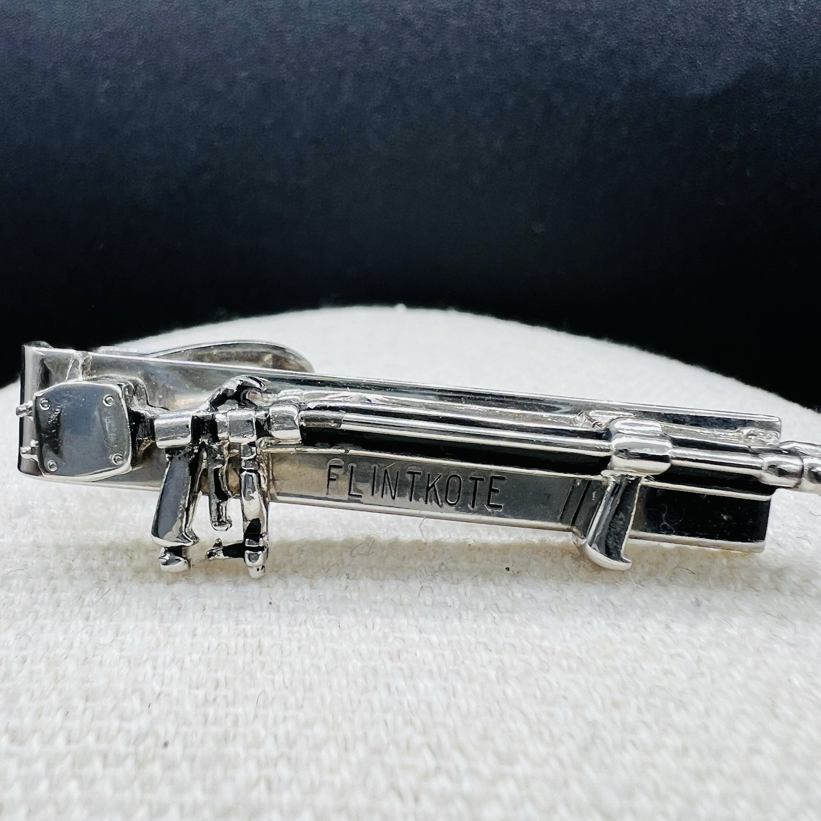 Vintage Rifle Shotgun Tie Clip Silver Tone Advertising Flintkote Signed 1.75″