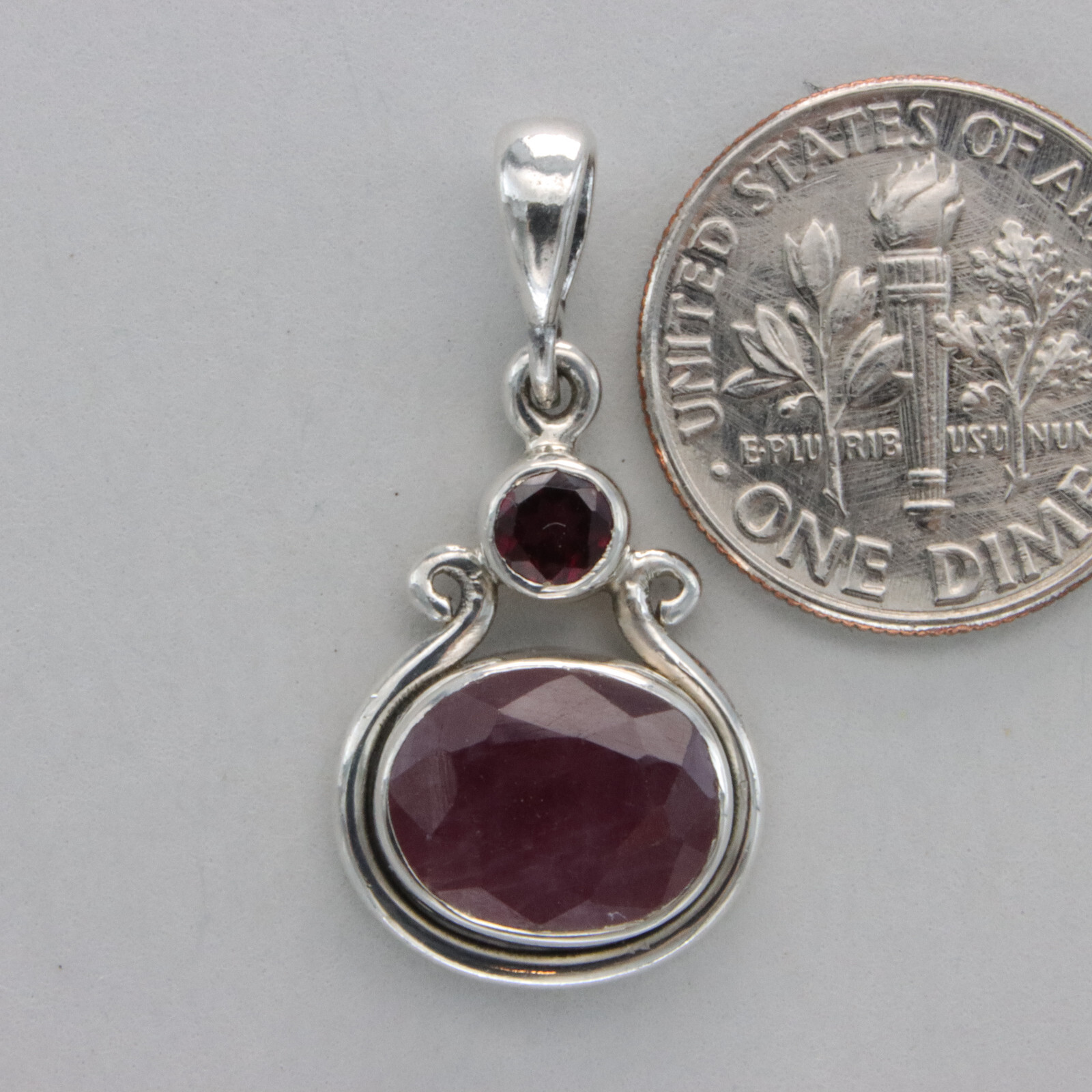 925 Sterling Silver – Oval Red Ruby & Garnet Pendant / Pendentif Rubis en argent