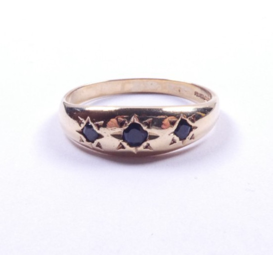 Ring 9 carat yellow gold size N to N 1/2 3 stone sapphire Victorian style