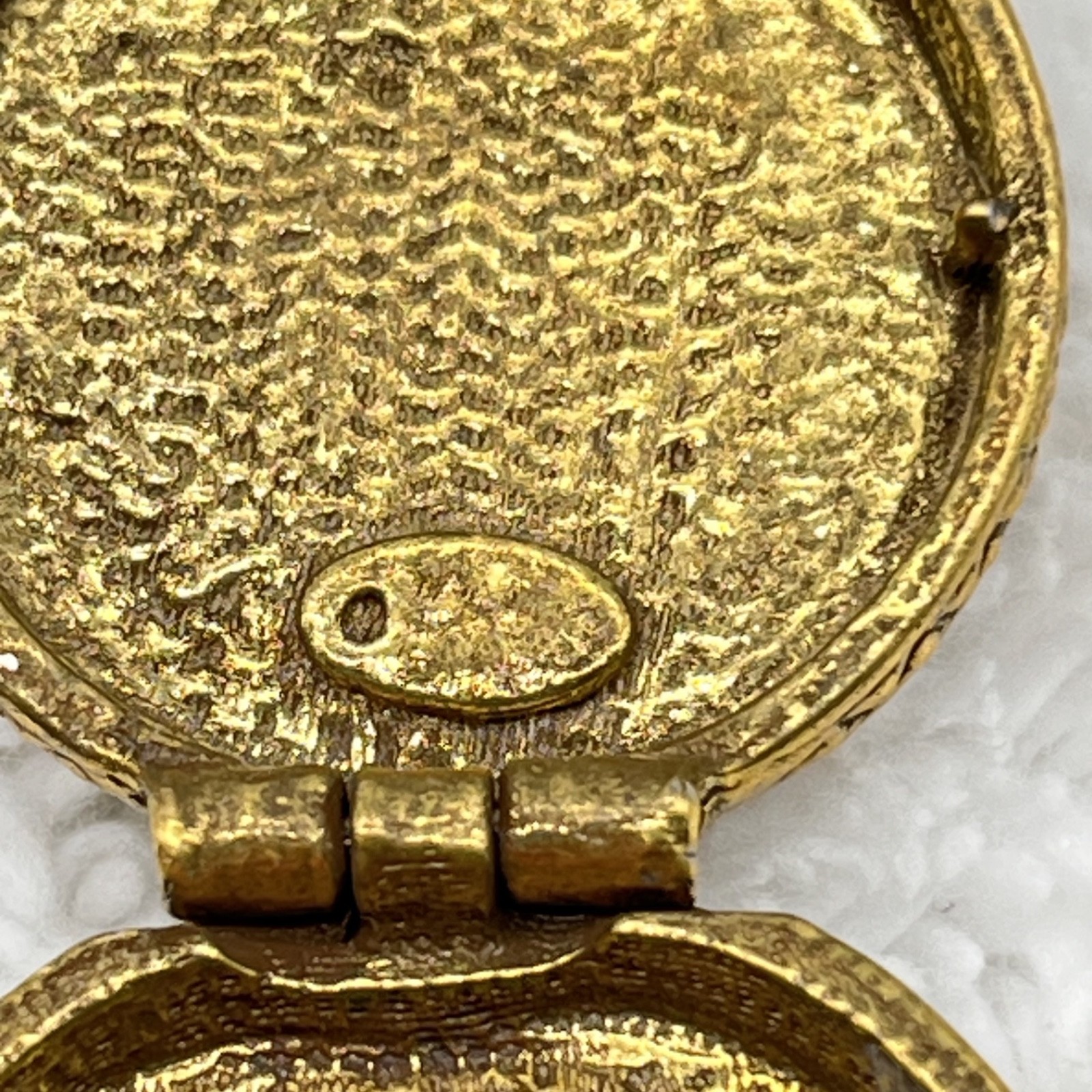 Vintage Locket Pendant Floral Flower Pill Trinket Box Gold Tone 1.5″