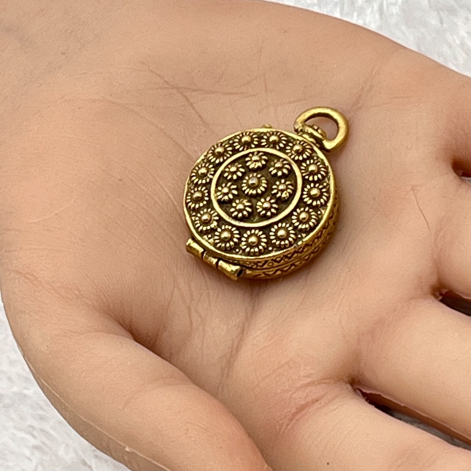 Vintage Locket Pendant Floral Flower Pill Trinket Box Gold Tone 1.5″