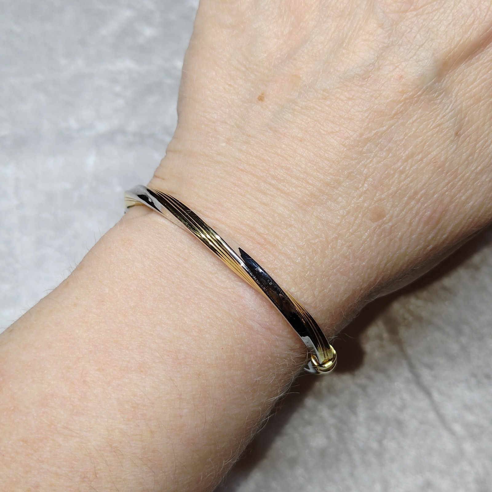 Stunning 9ct yellow & white gold twist hinged bangle with a locking clasp