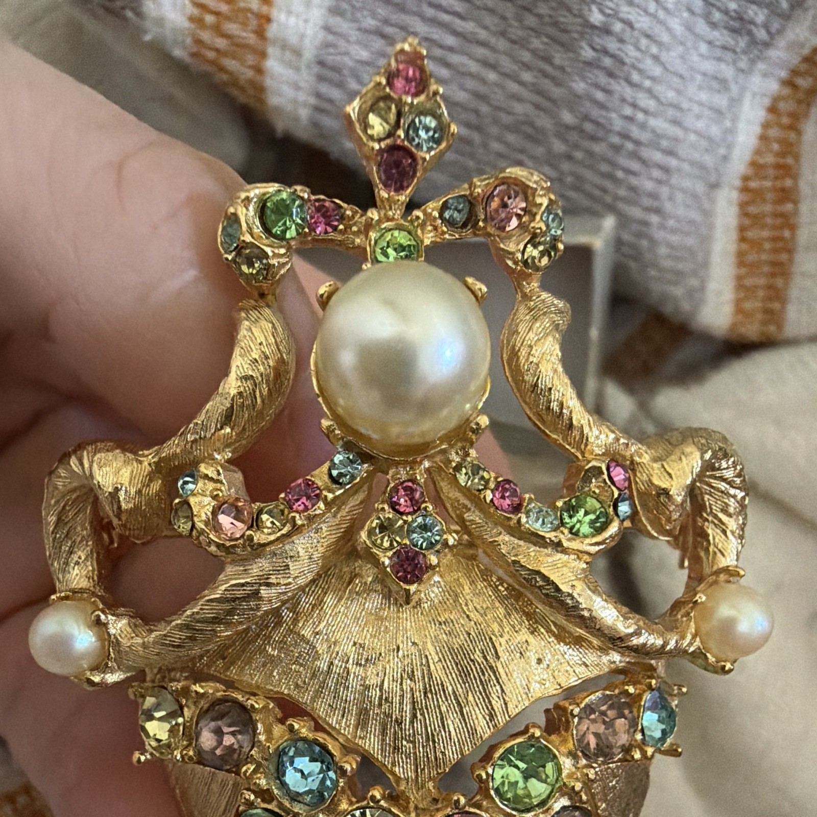 Vintage Liz’s Js Fashions Gold Tone White Round Pearl Rhinestone Pin Brooch