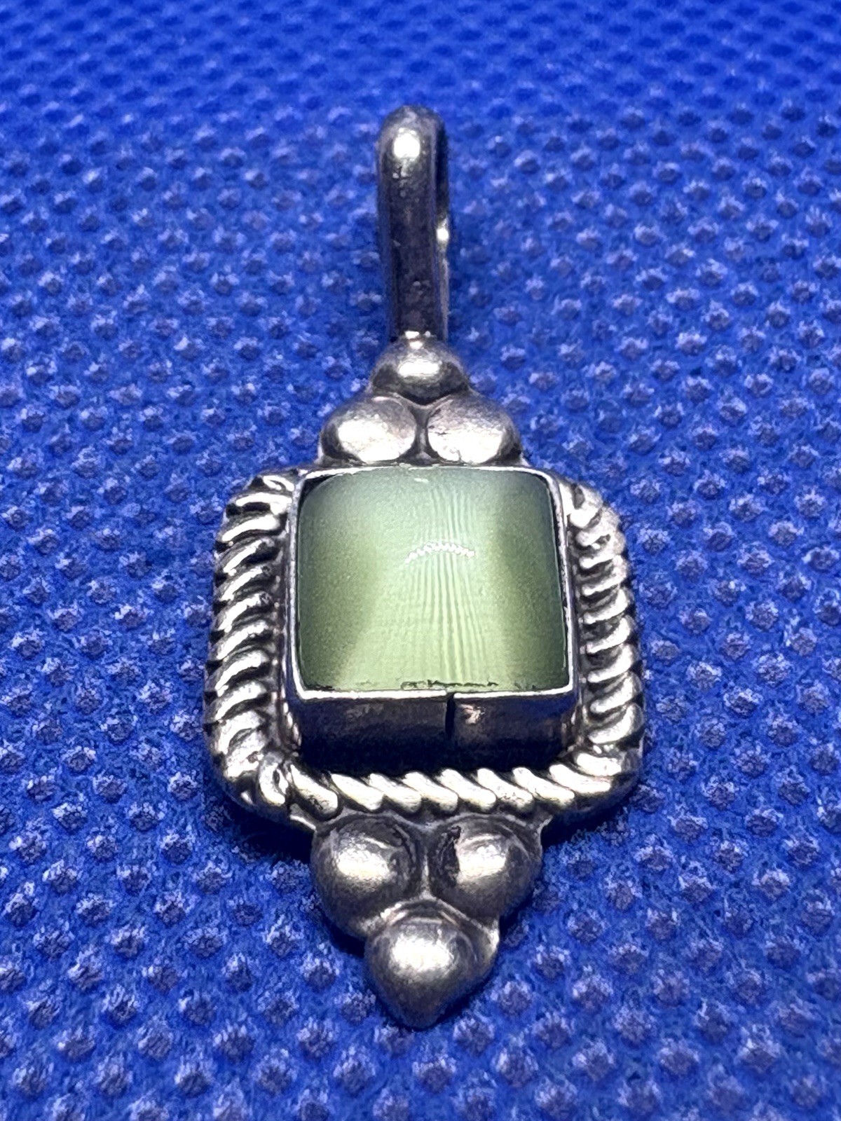 K73 – 2Ct Green Cat Eye 925 Silver 1.6” Pendant Mexico 2.8g Chrysoberyl