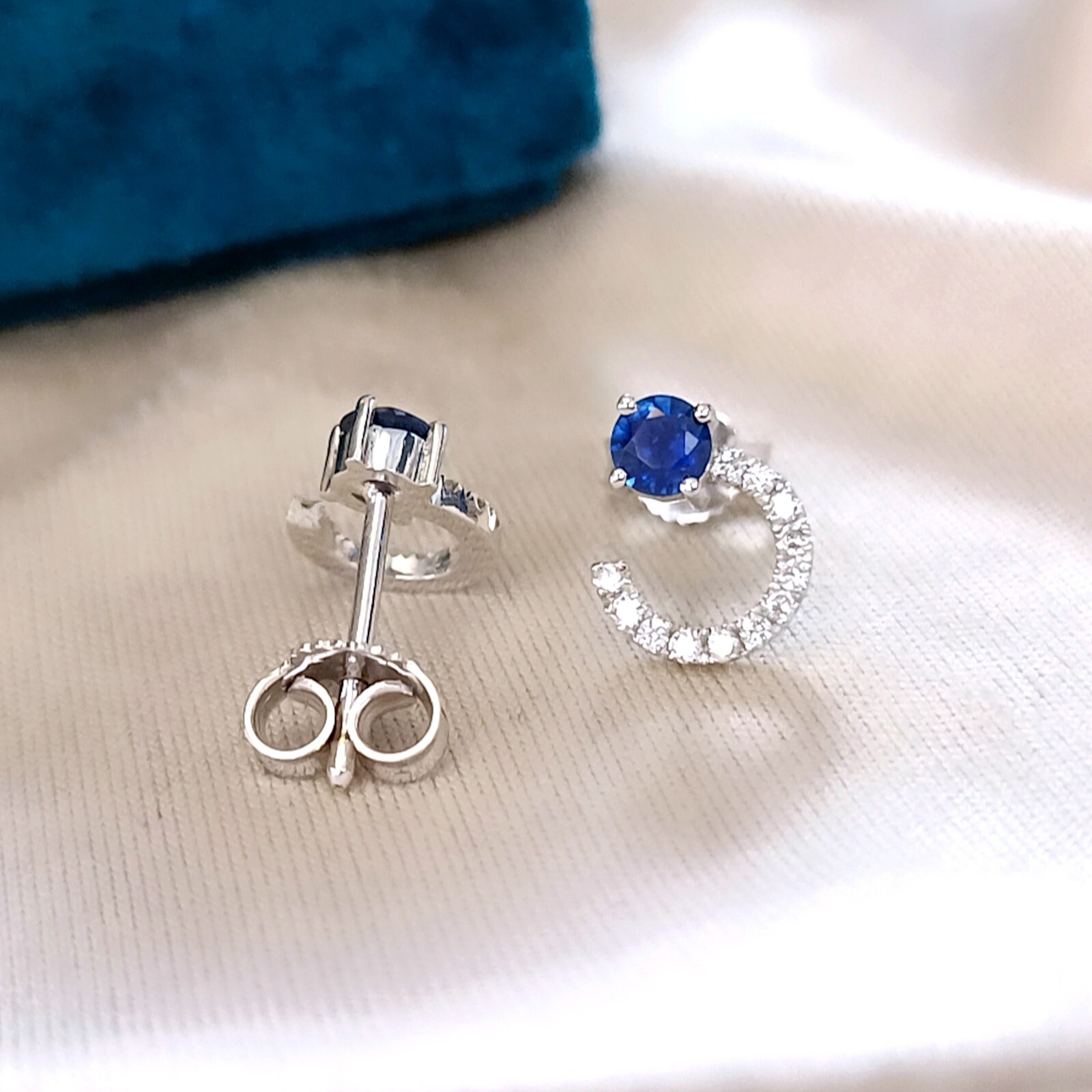 Orecchini cerchio a lobo con Zaffiro Blu e Diamanti naturali in Oro bianco 18 kt
