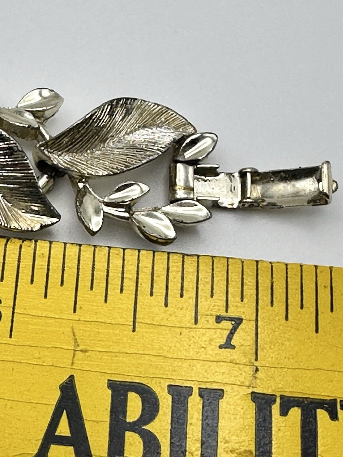 Vintage Lisner Gold Tone Vine Leaf Bracelet And Clip On Earrings Set