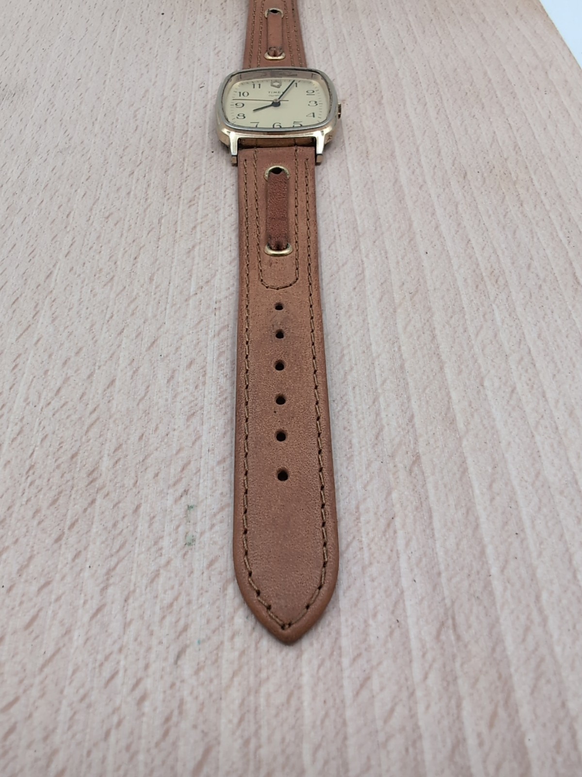 Vintage Timex Q Quartz Wrist Watch M Cell Made In Philippines NOS Leather Strap