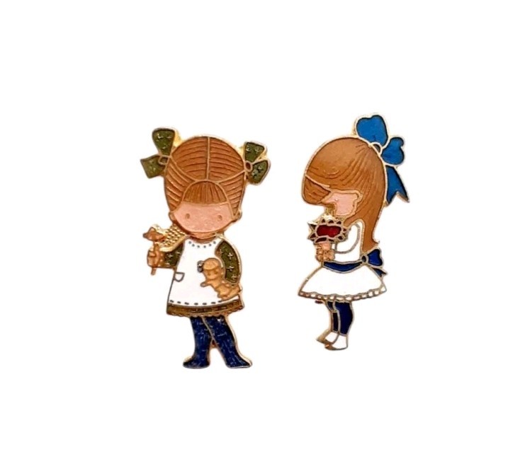 Vintage 1972 Lot of 2 Wolfpit Enterprises Joan Walsh Anglund Girl Pins FREE SHIP
